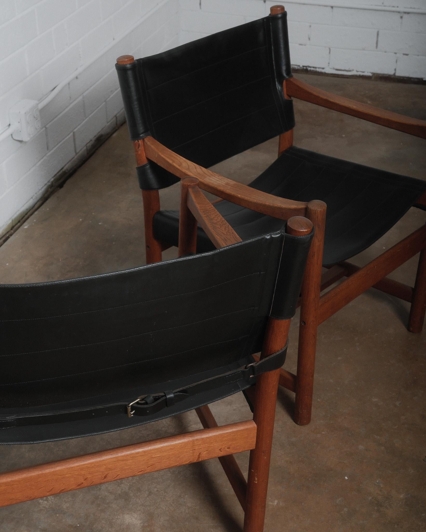 Danois Paire de fauteuils en cuir et Wood Modernity Circa. 1970s