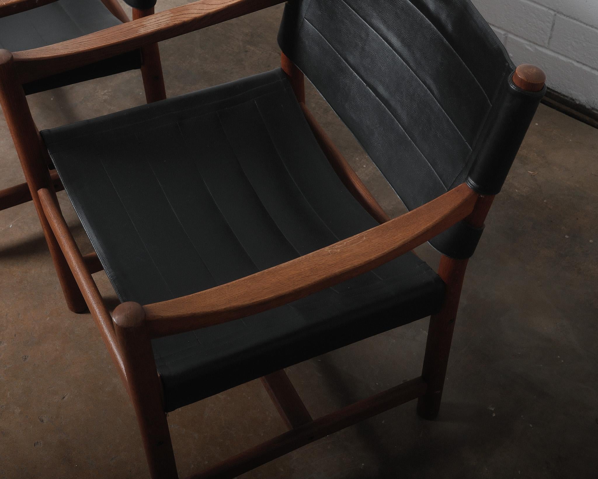 Tacheté Paire de fauteuils en cuir et Wood Modernity Circa. 1970s
