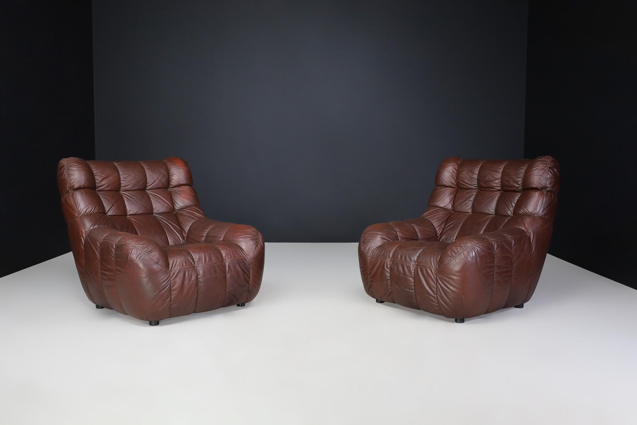 Paar moderne Leder-Loungesessel aus der Mitte des Jahrhunderts, Frankreich, 1970er Jahre

Dieses beeindruckende Paar moderner Loungesessel aus der Mitte des Jahrhunderts stammt aus Frankreich und ist in den 1970er Jahren entstanden. Sie verkörpern