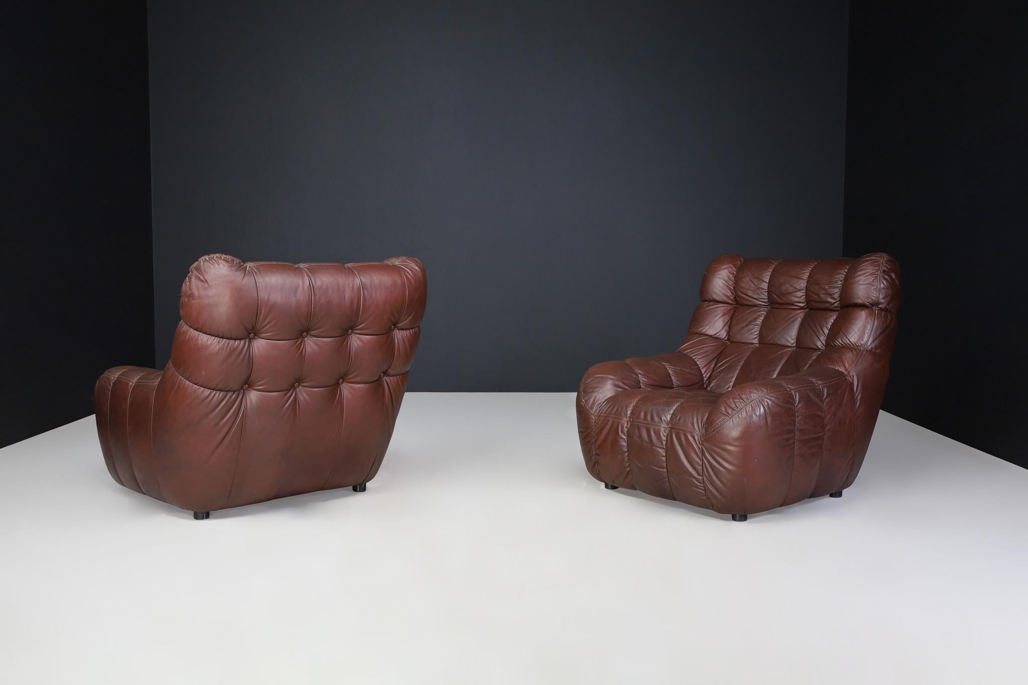 Paar moderne Leder-Loungesessel aus der Mitte des Jahrhunderts, Frankreich, 1970er Jahre (Französisch) im Angebot