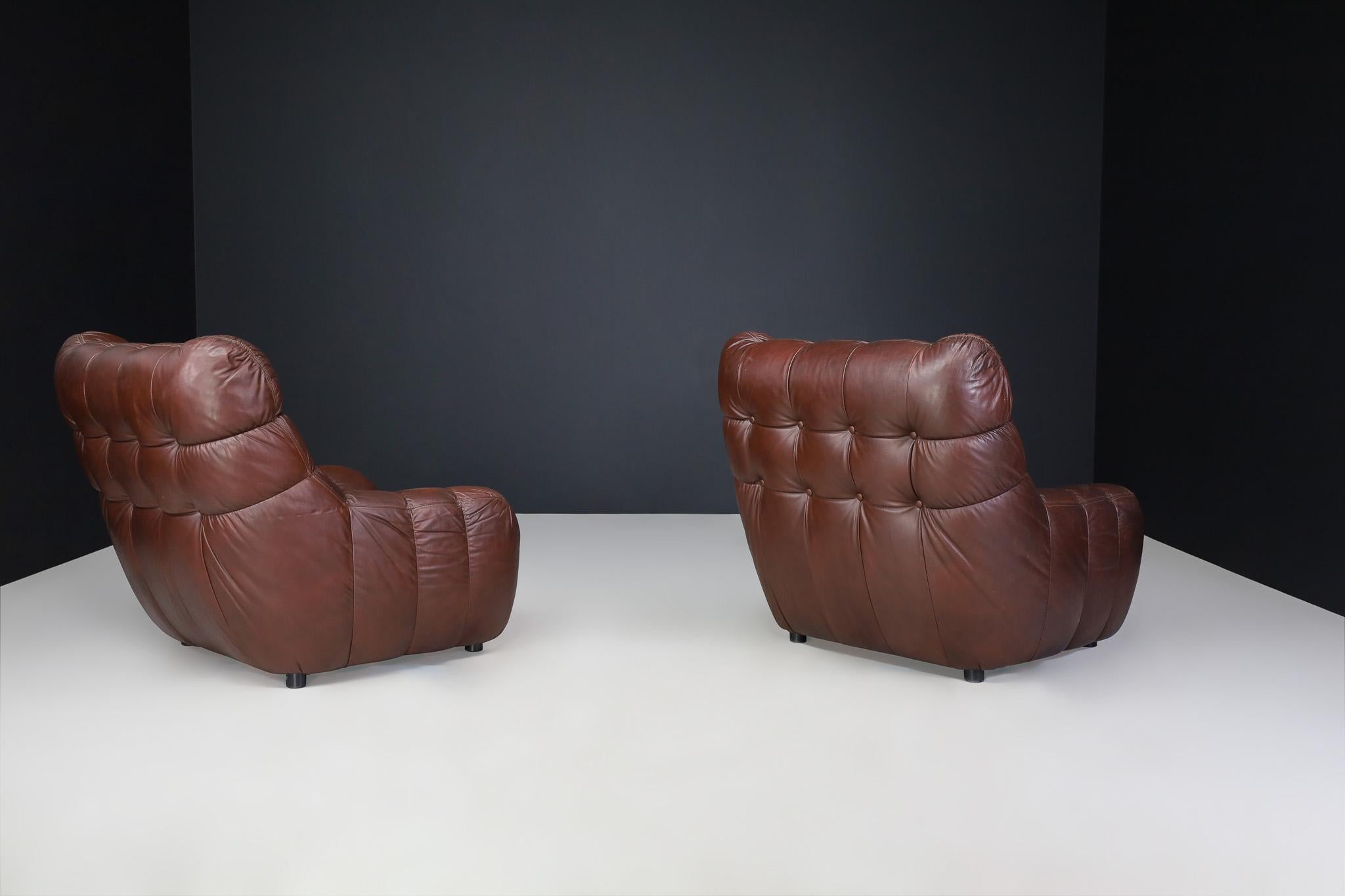 Paar moderne Leder-Loungesessel aus der Mitte des Jahrhunderts, Frankreich, 1970er Jahre im Angebot 1