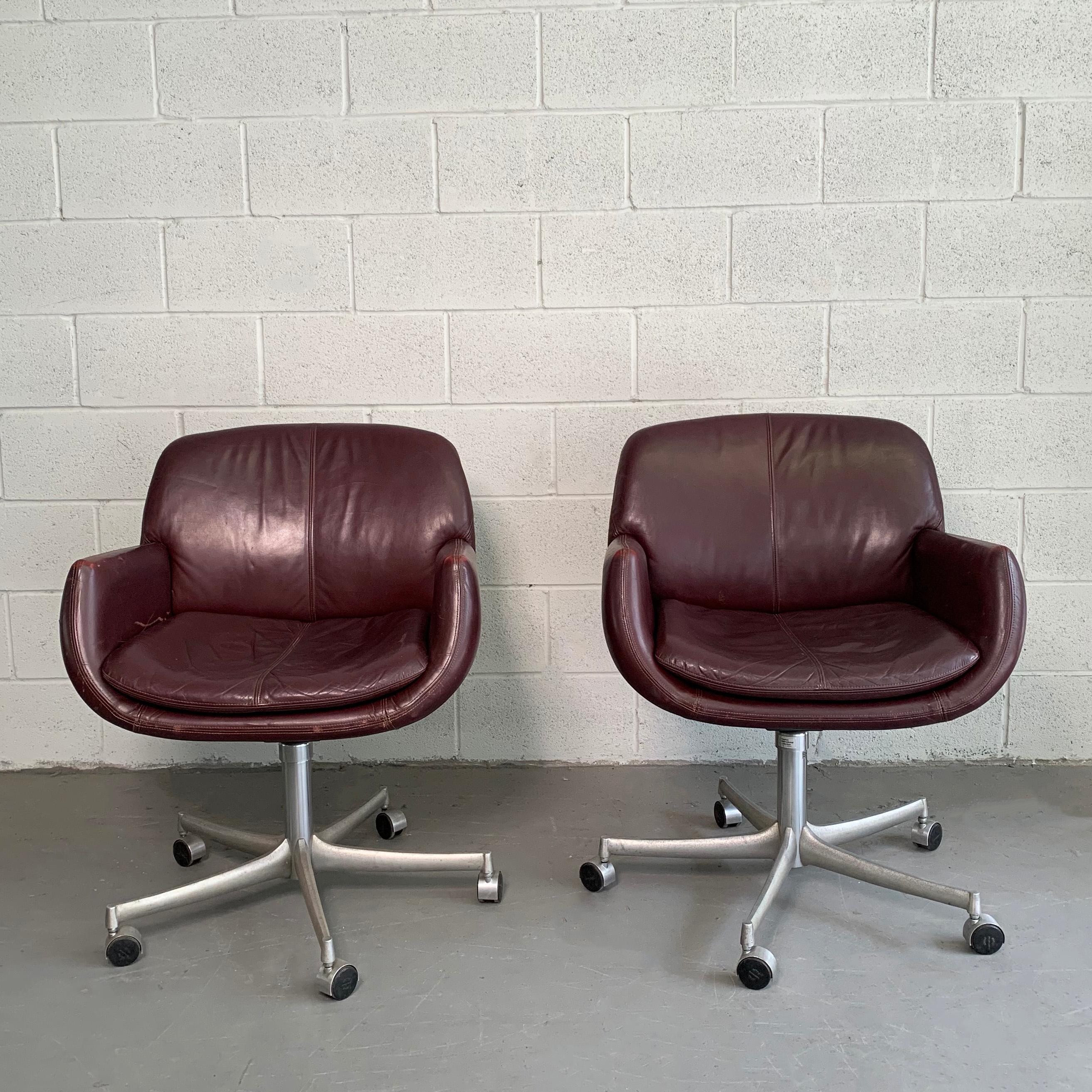 Pair of Mid-Century Modern Leather Office Swivel Armchairs In Good Condition In Brooklyn, NY