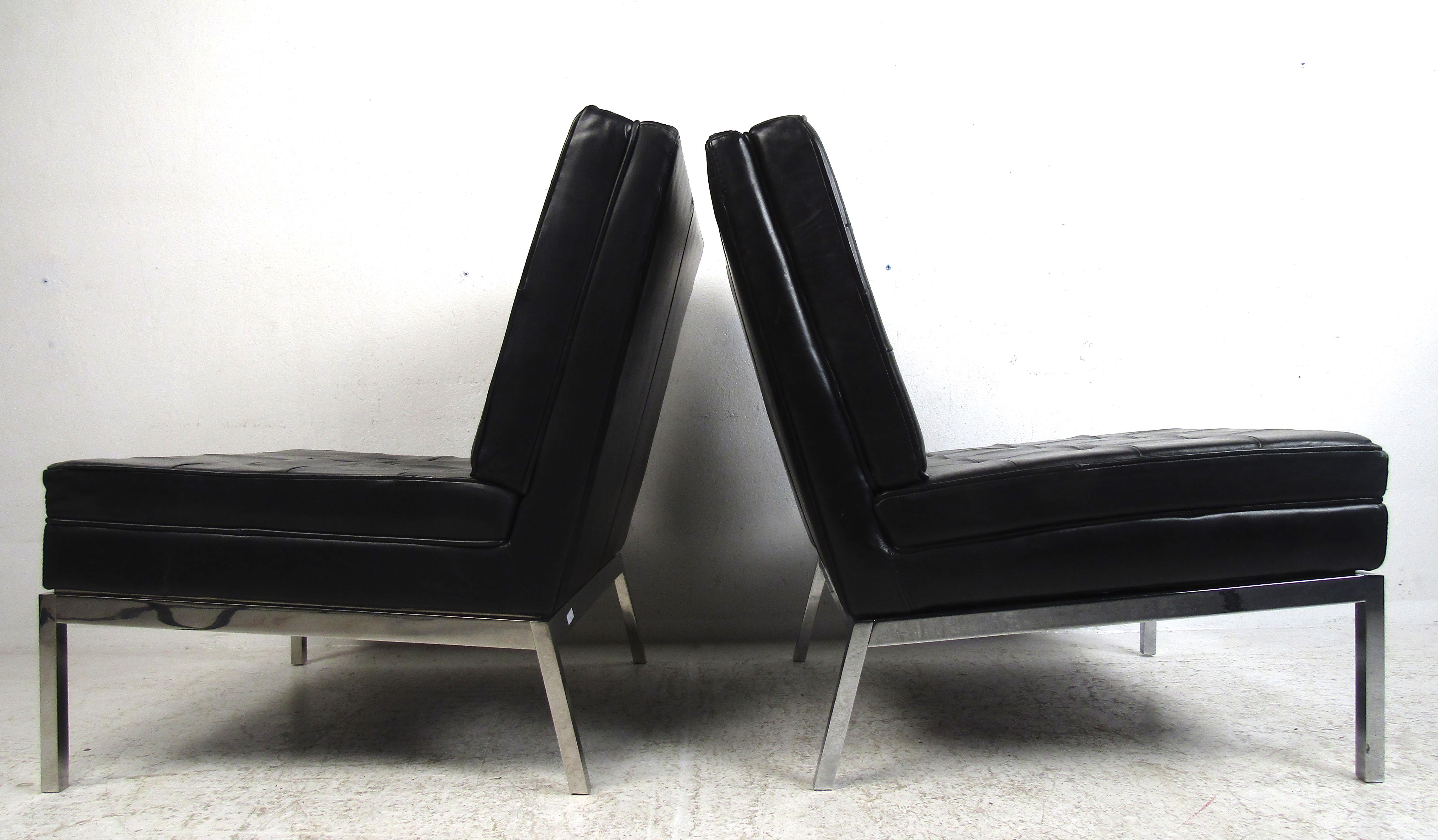 North American Pair of Mid-Century Modern Leather Slipper Lounge Chairs by Knoll