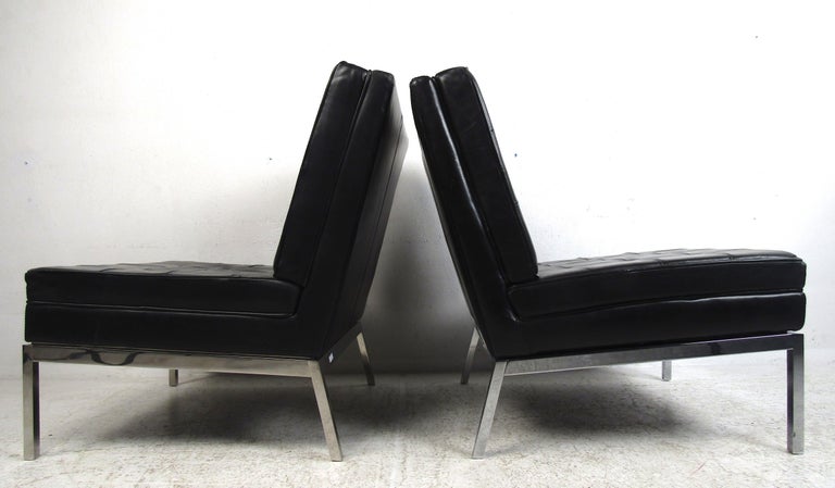Pair of Mid-Century Modern Leather Slipper Lounge Chairs by Knoll In Good Condition For Sale In Brooklyn, NY