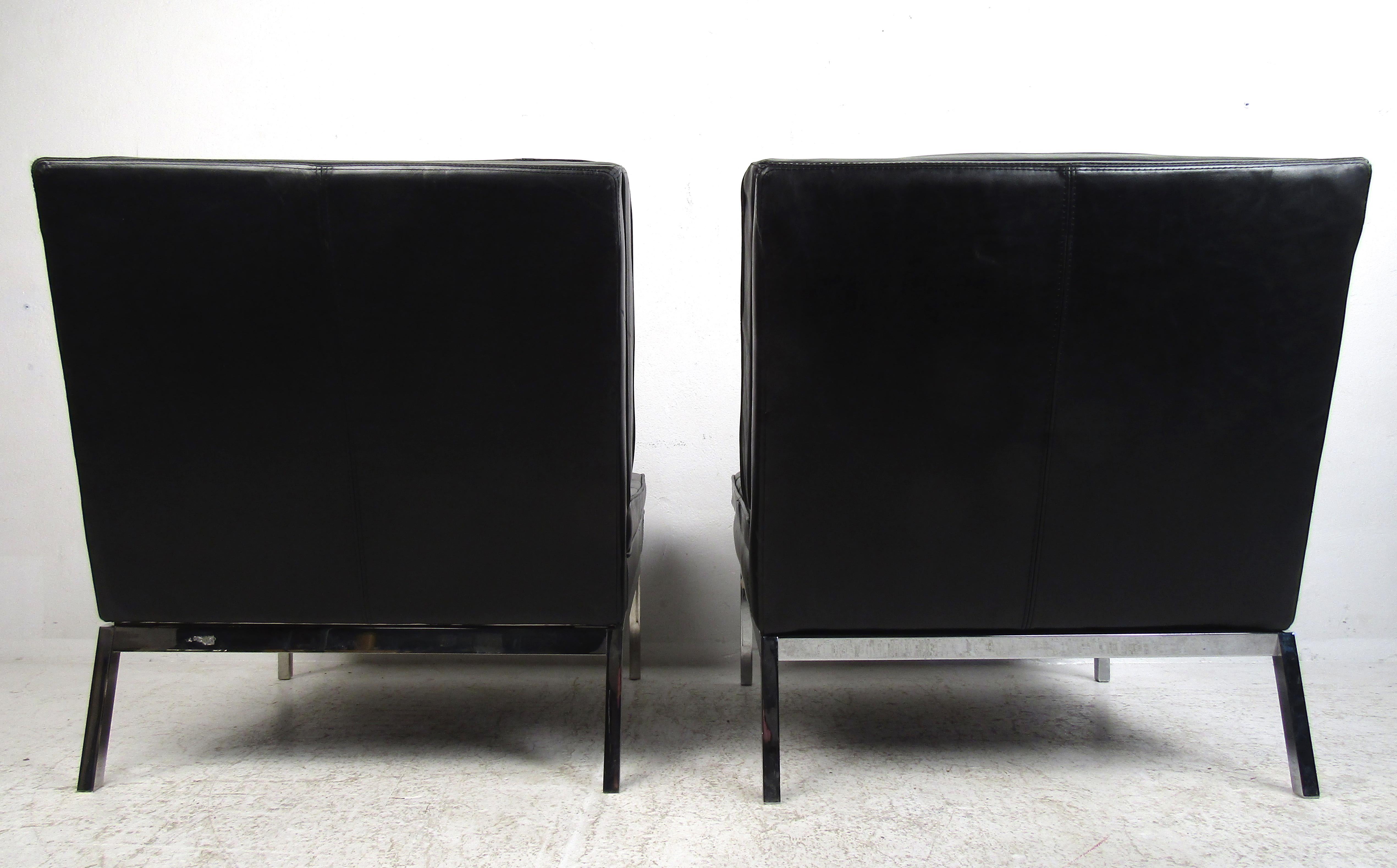 Pair of Mid-Century Modern Leather Slipper Lounge Chairs by Knoll In Good Condition In Brooklyn, NY