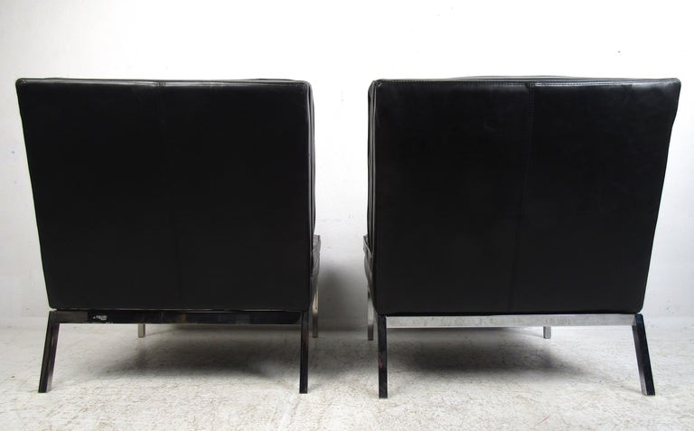 Late 20th Century Pair of Mid-Century Modern Leather Slipper Lounge Chairs by Knoll For Sale