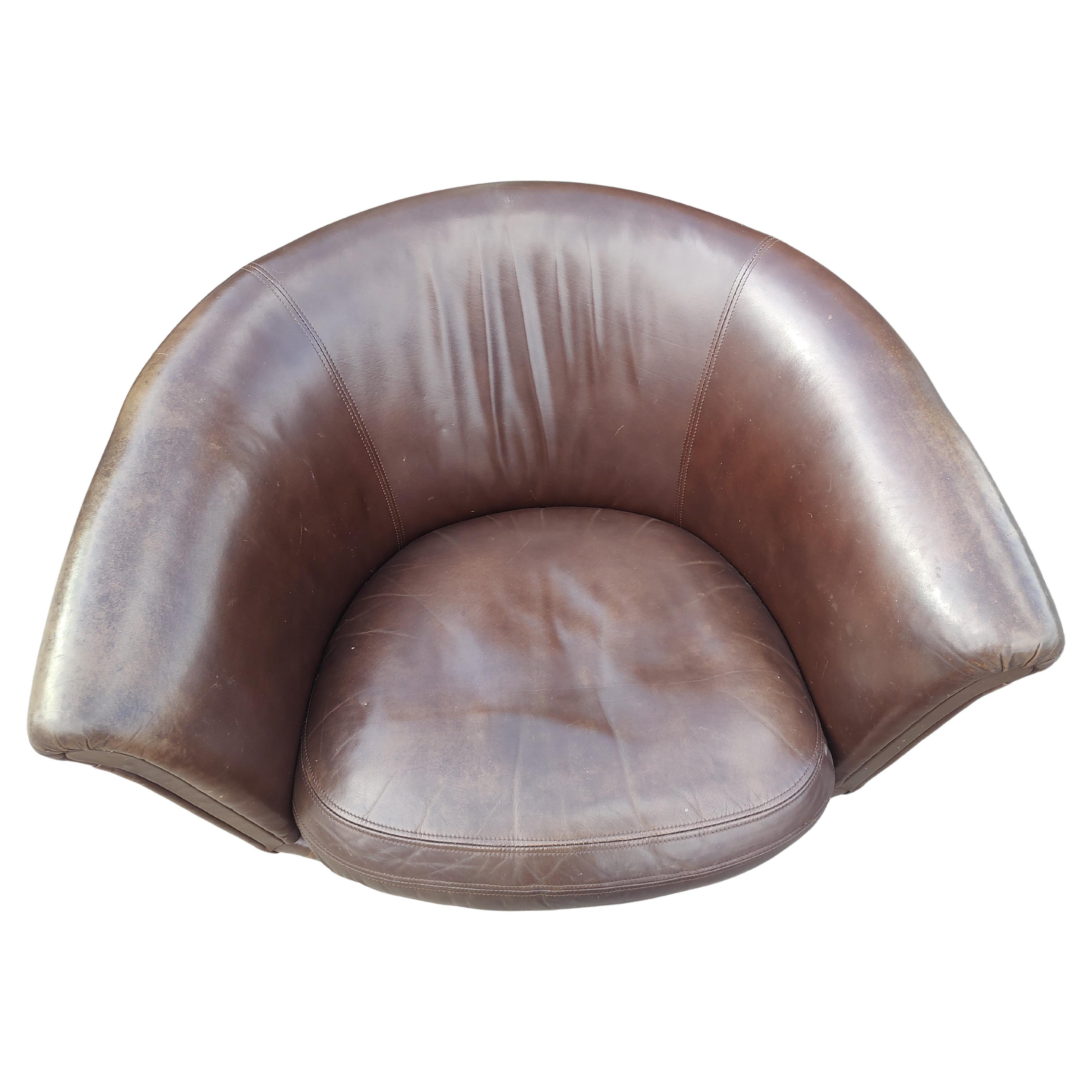 Fait main Paire de chaises longues pivotantes en cuir modernes du milieu du siècle dernier avec pouf C1965 en vente