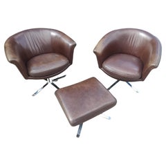 Paire de chaises longues pivotantes en cuir modernes du milieu du siècle dernier avec pouf C1965