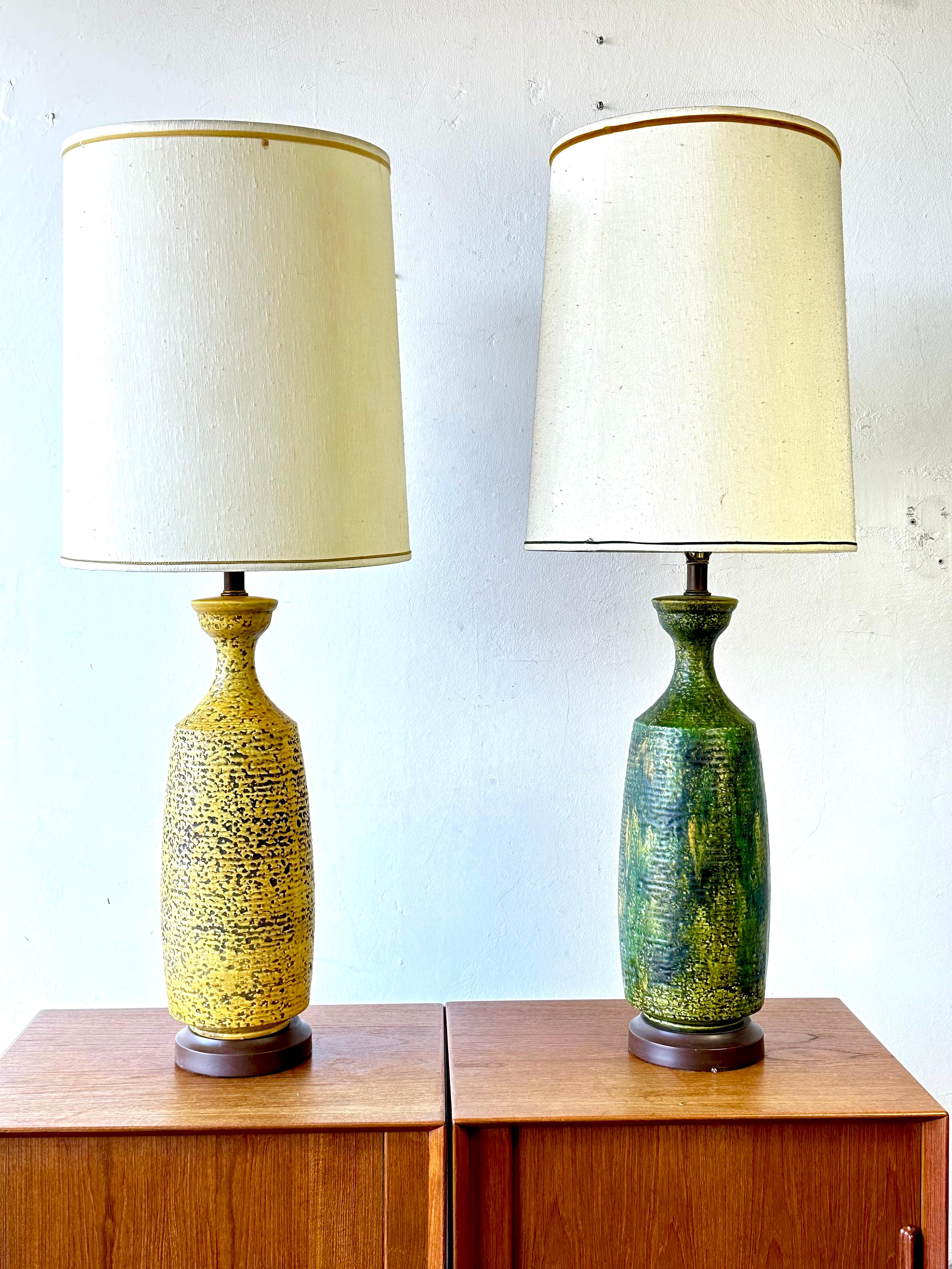 Pair of Mid-Century Modern Lemon & Lime Ceramic Table Lamps Yellow Green In Good Condition For Sale In Las Vegas, NV