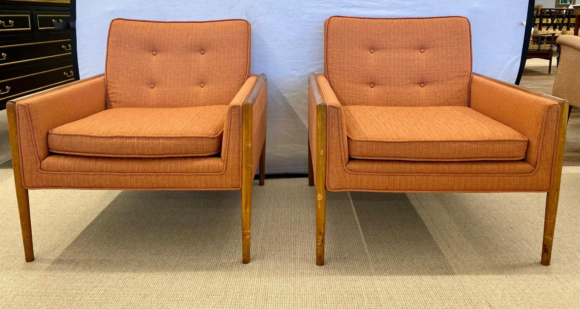 Paar moderne Loungesessel aus der Mitte des Jahrhunderts, amerikanisch, Nussbaum, 1960er Jahre (Stoff) im Angebot