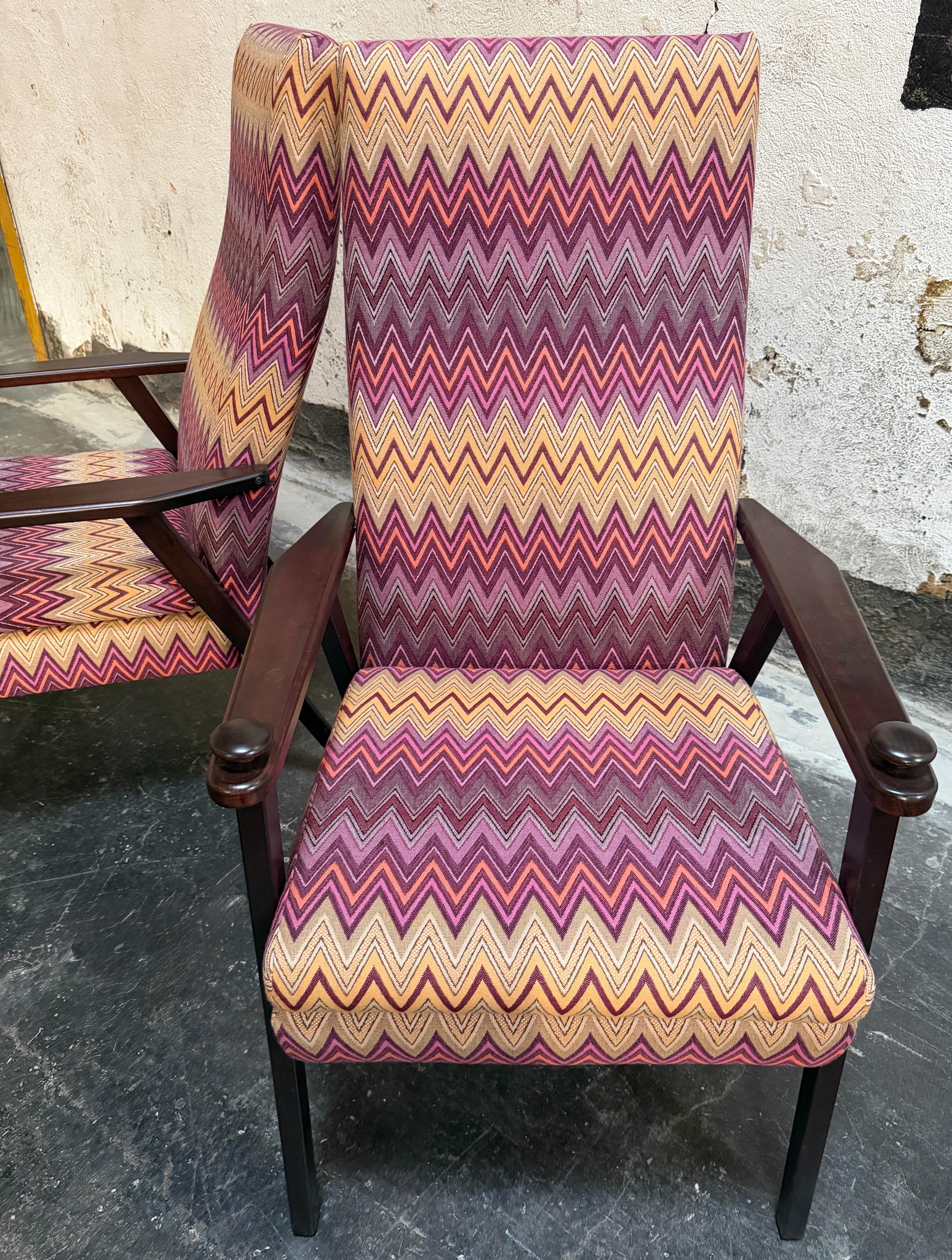 Svedese Coppia di sedie da salotto moderne di metà secolo di Broderna Johansons - completamente restaurate in vendita