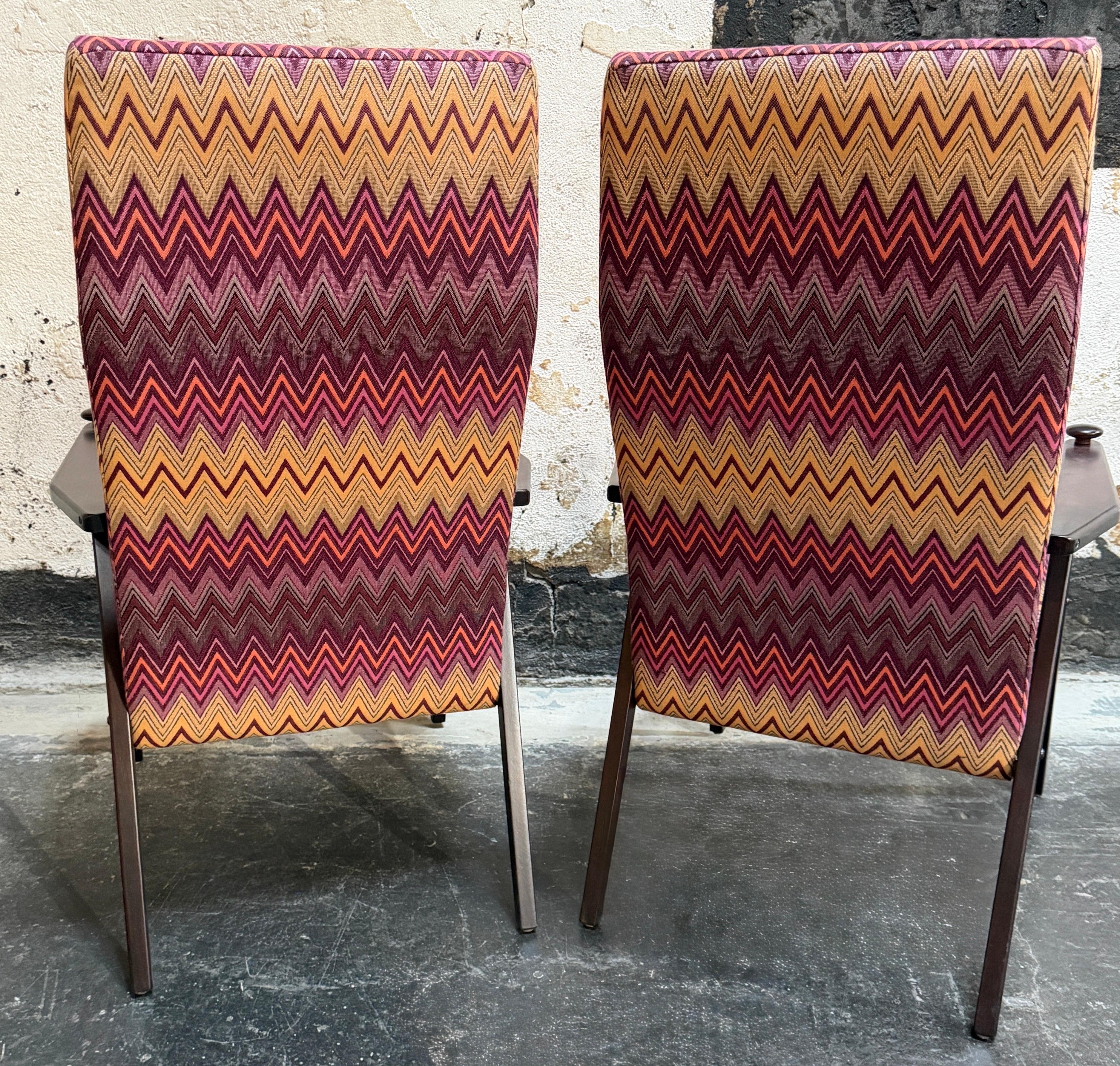 Coppia di sedie da salotto moderne di metà secolo di Broderna Johansons - completamente restaurate In condizioni buone in vendita a Atlanta, GA