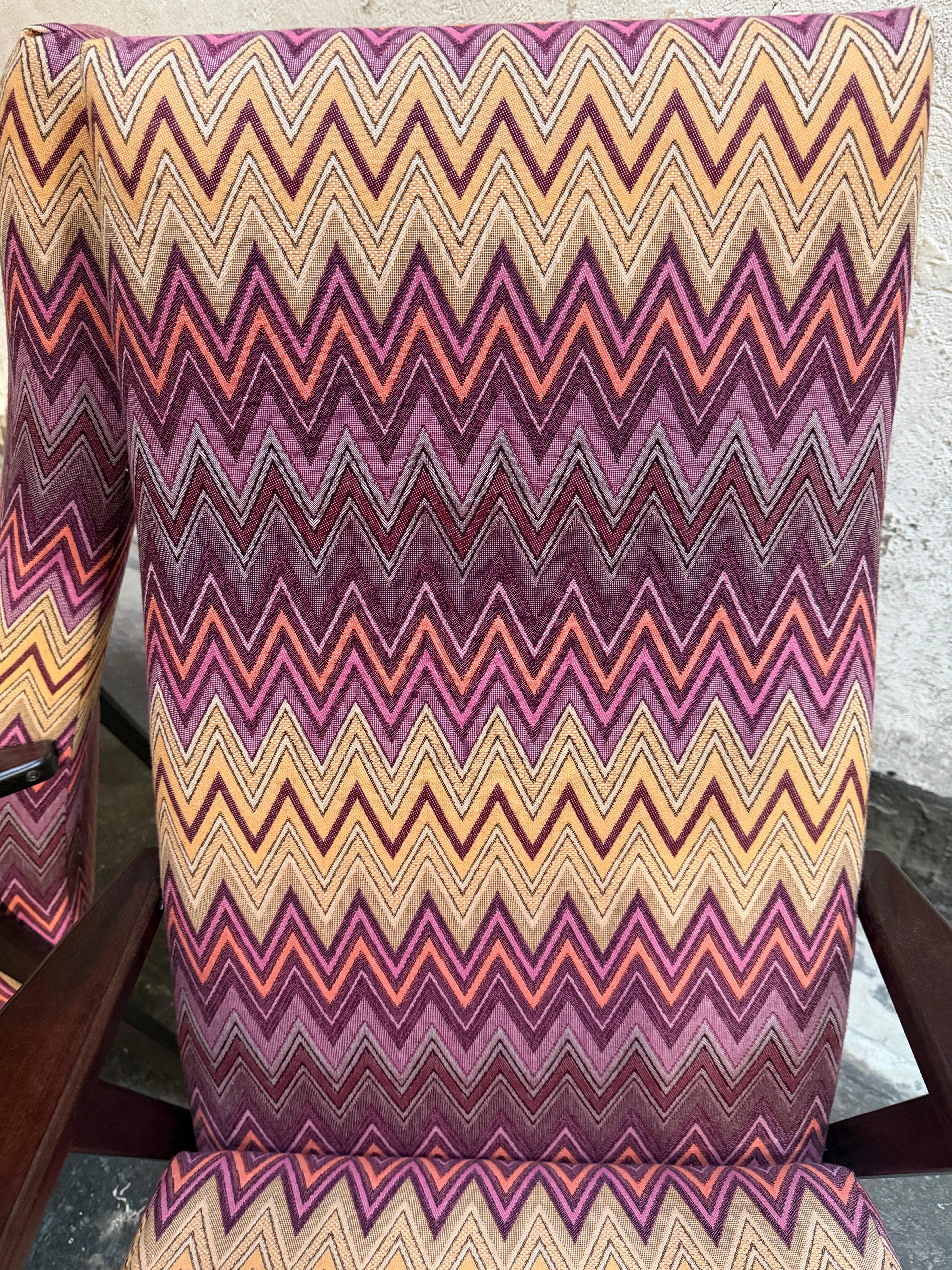 XX secolo Coppia di sedie da salotto moderne di metà secolo di Broderna Johansons - completamente restaurate in vendita