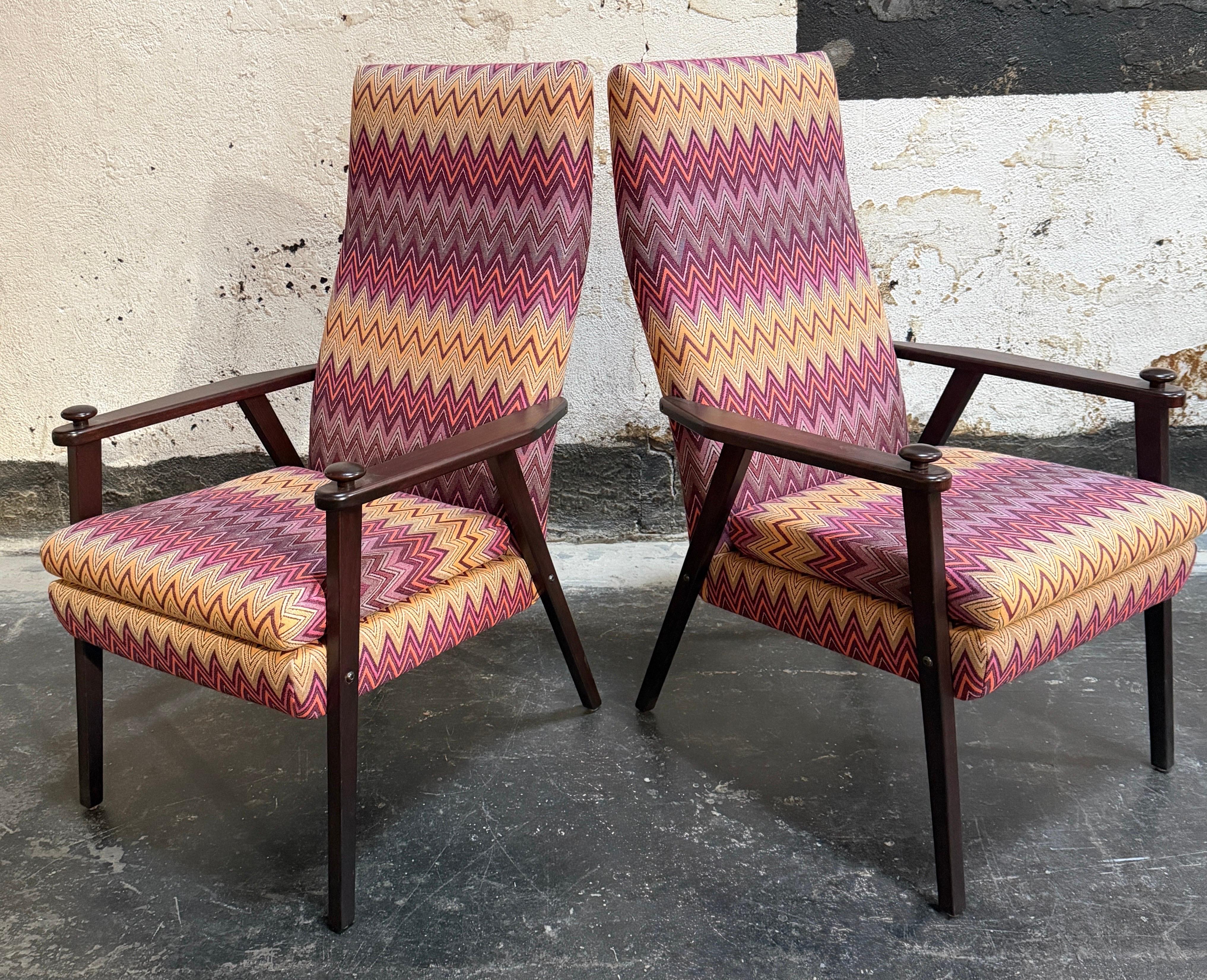 Tessuto Coppia di sedie da salotto moderne di metà secolo di Broderna Johansons - completamente restaurate in vendita