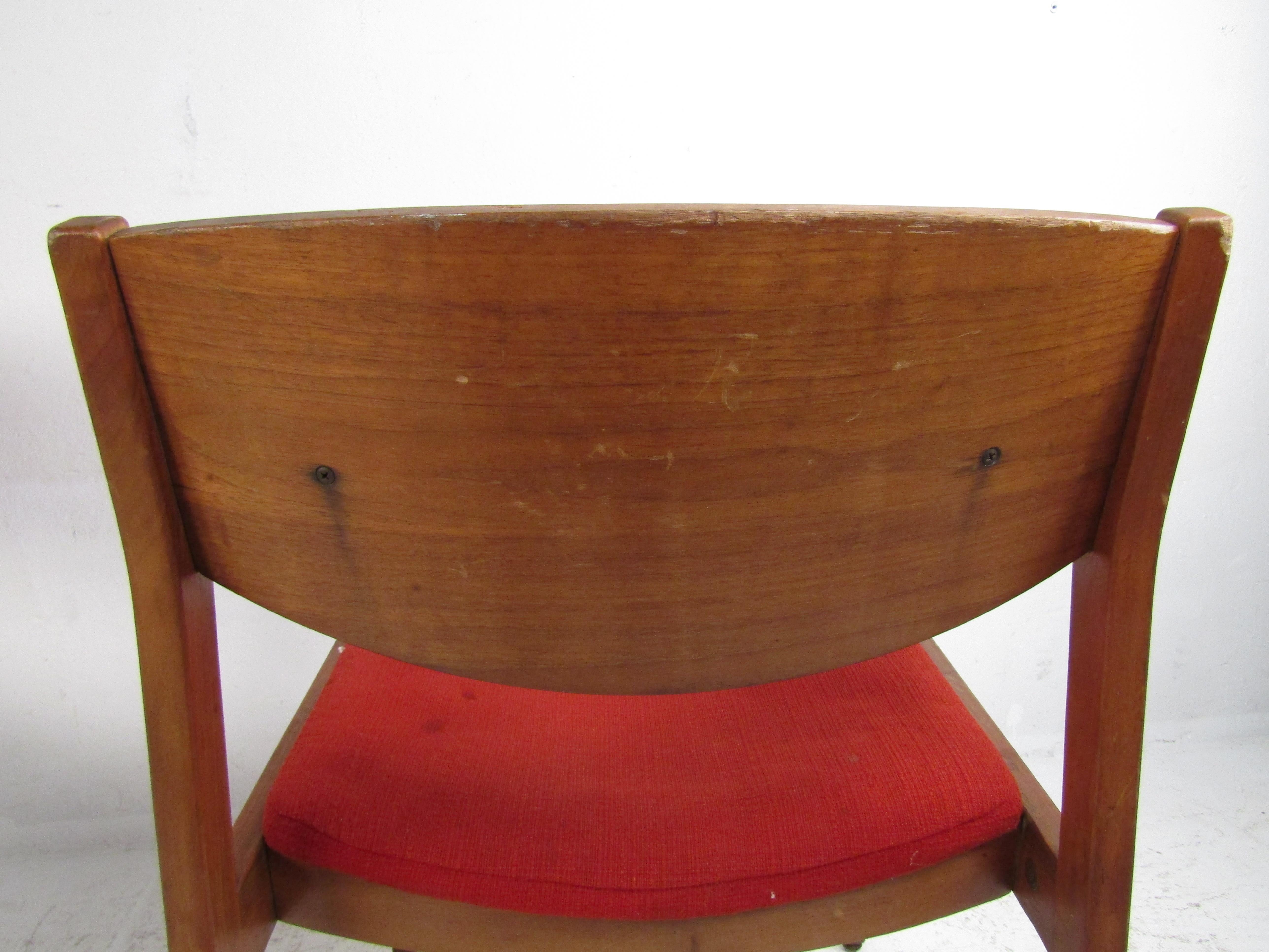 Pair of Mid-Century Modern Lounge Chairs by Gunlocke Chair Co. For Sale 2
