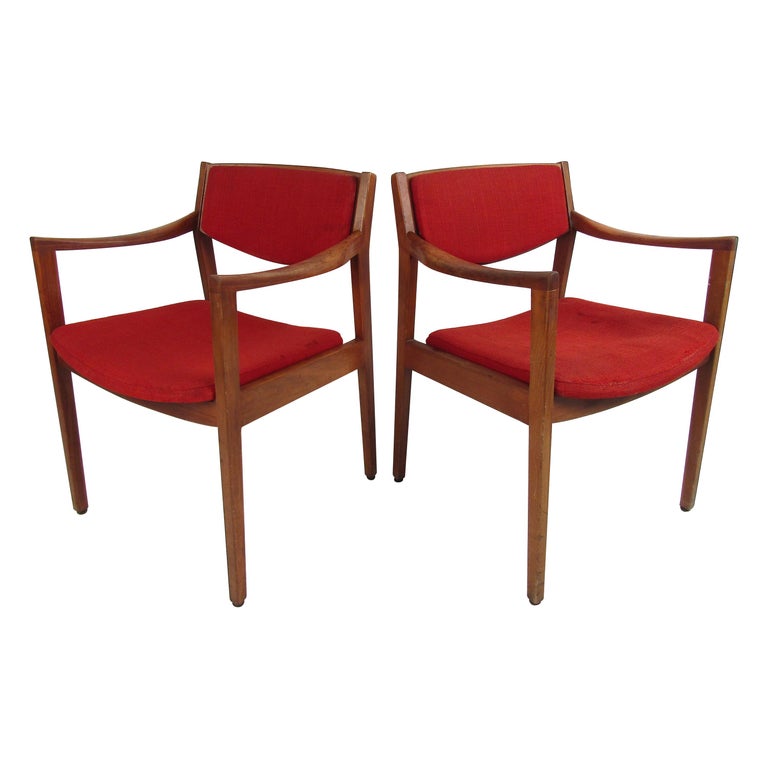 Pair of Mid-Century Modern Lounge Chairs by Gunlocke Chair Co. For Sale