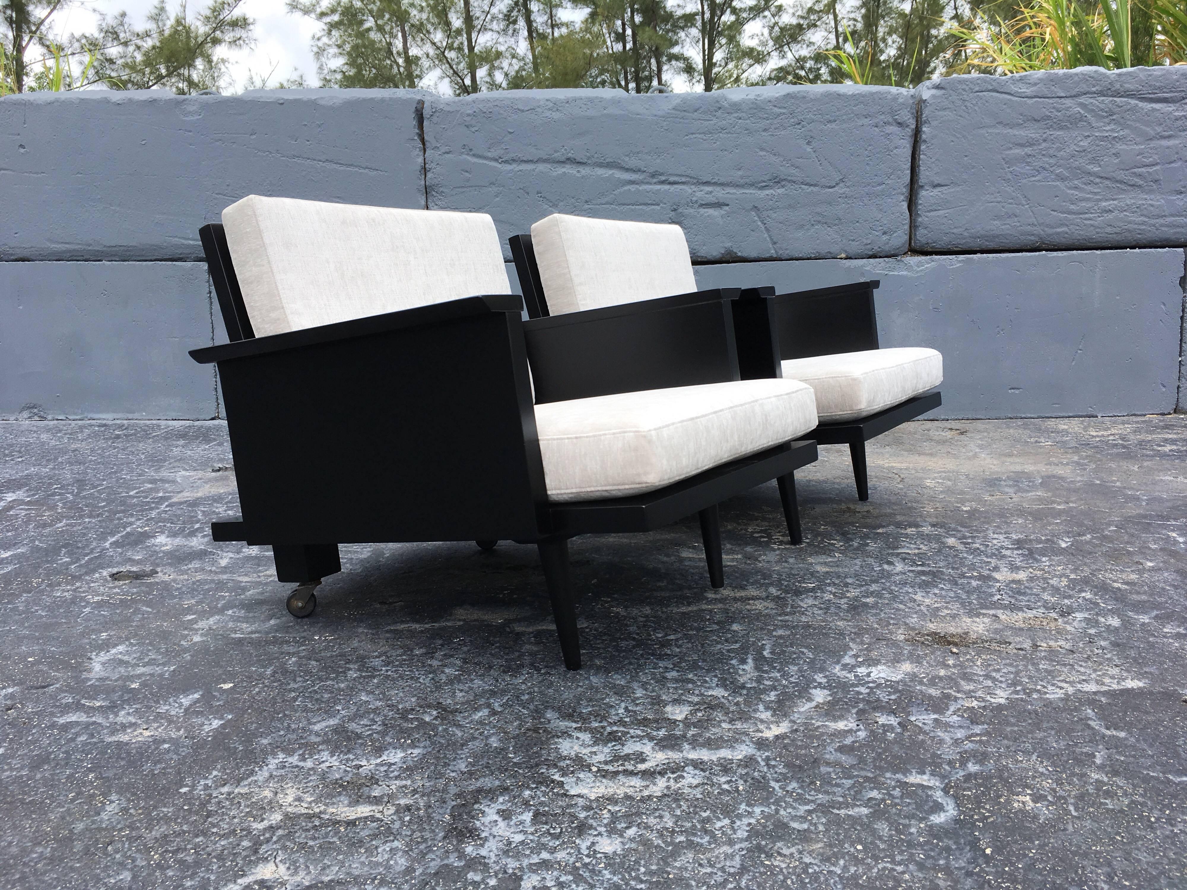 Pair of Mid-Century Modern Lounge Chairs by Modernage 5