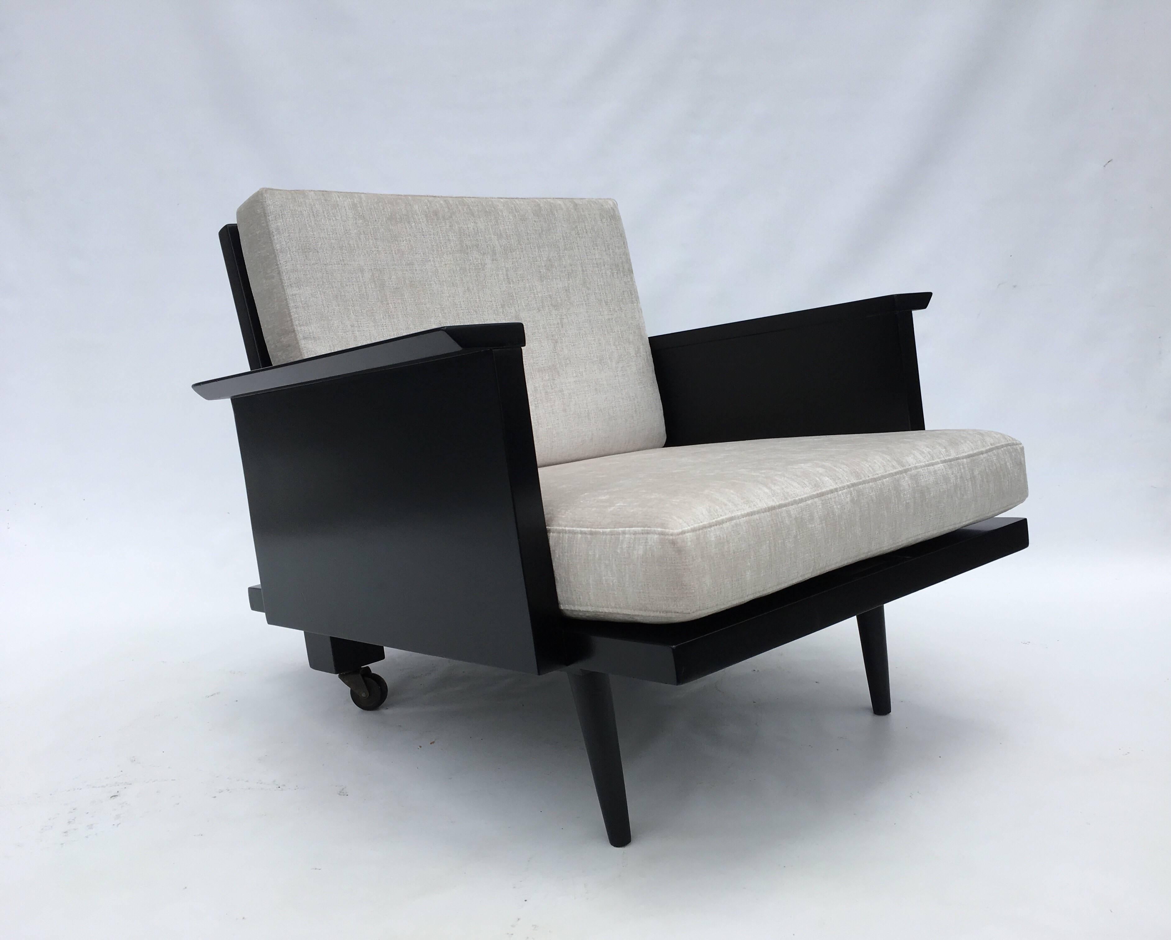 Pair of Mid-Century Modern Lounge Chairs by Modernage 1