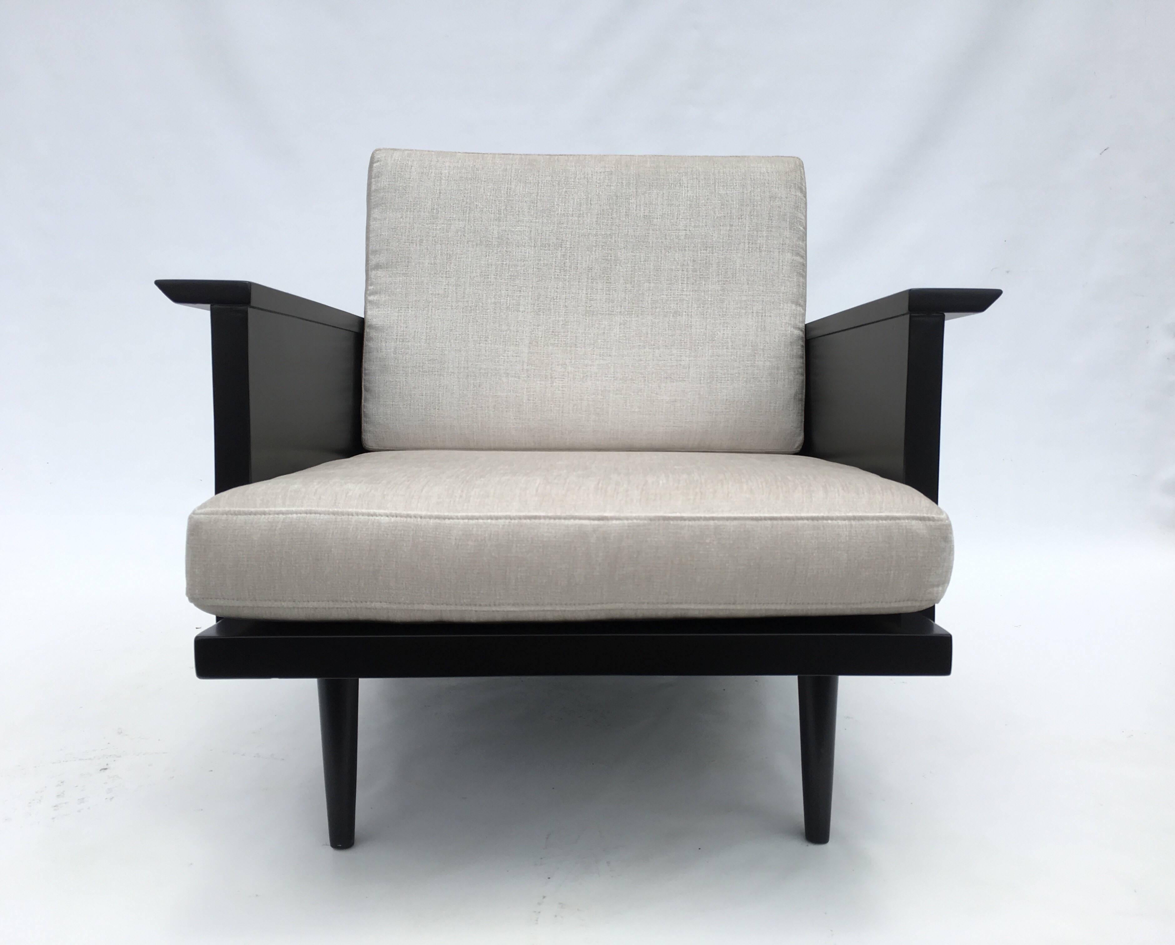 Pair of Mid-Century Modern Lounge Chairs by Modernage 3