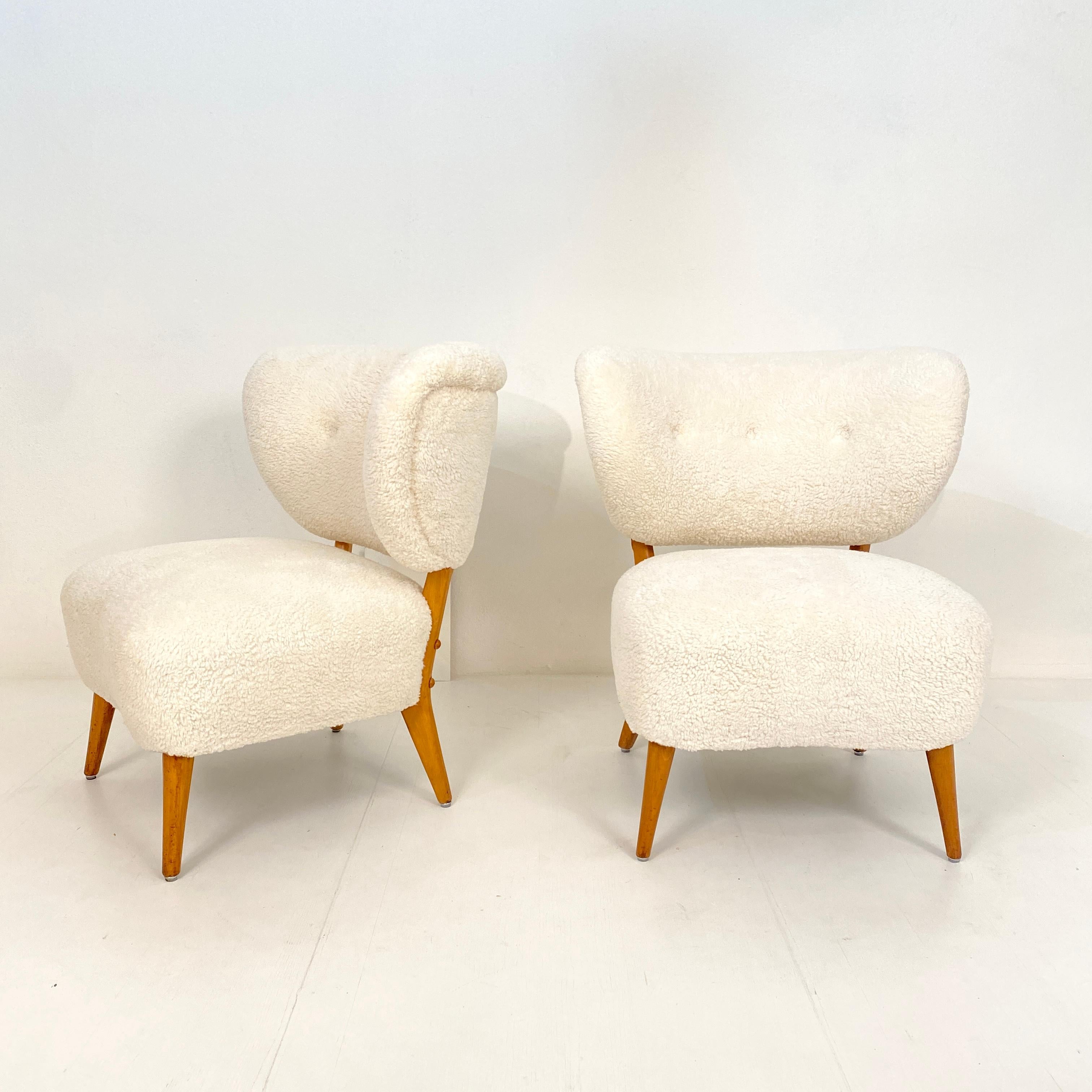 This beautiful pair of Mid-Century Modern 1950s lounge chairs by Otto Schultz for Jio Möbler where re-upholstered and covered in a superb soft teddy (Cotton) Fur.
A rare edition with the typically curved backrest is in best vintage condition.
A