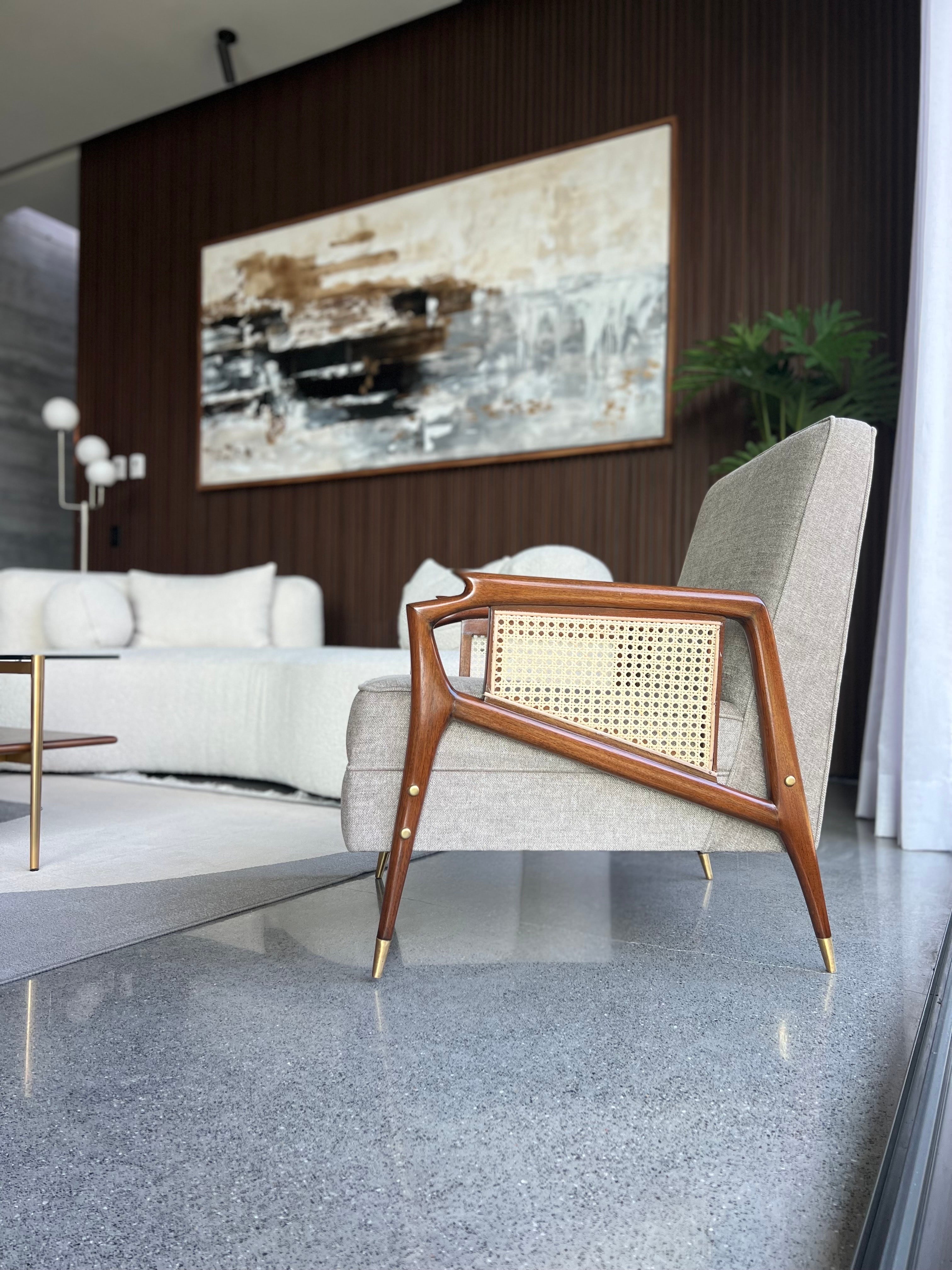 Mexican modenism is present with this pair of armchairs with a lot of influence from its precursors such as Frank Kyle and Escudero, in no way could we attribute them. An unusual arm design but without losing that modern touch of simple lines and