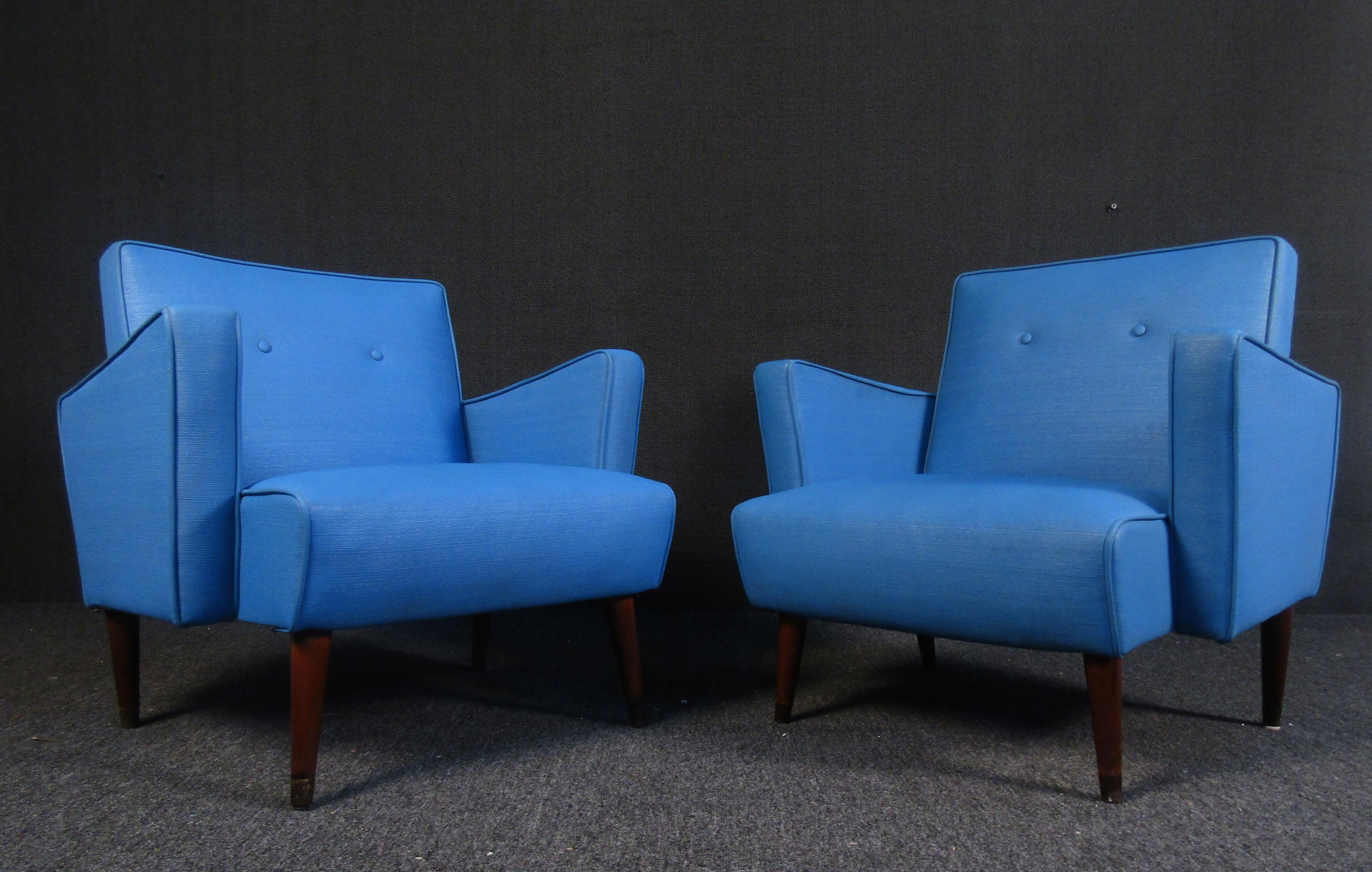 Ein wunderschönes Paar moderner Sessel im Vintage-Stil mit konischen Beinen aus Nussbaumholz und wunderschöner blauer Polsterung. Das wunderbare Design bietet ein Maximum an Komfort, ohne auf Stil zu verzichten. Eine perfekte Ergänzung für jedes