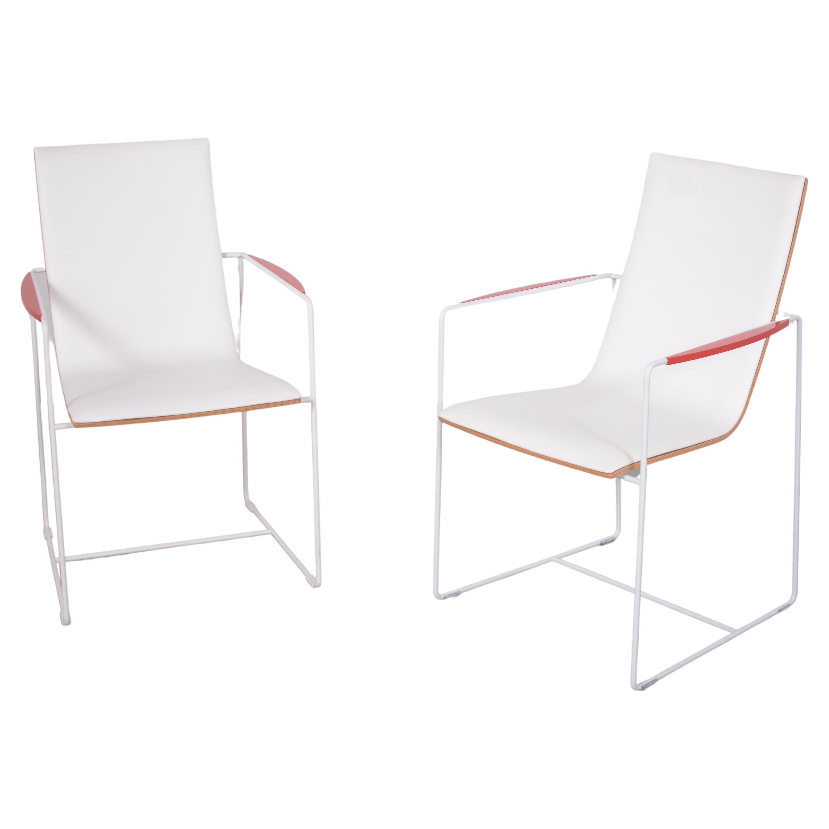 Élevez votre espace de vie ou de travail avec notre exceptionnelle paire de fauteuils modernistes, méticuleusement restaurés à l'état premier par notre équipe d'artisans professionnels. Ces chaises exceptionnelles sont dotées d'une structure en bois