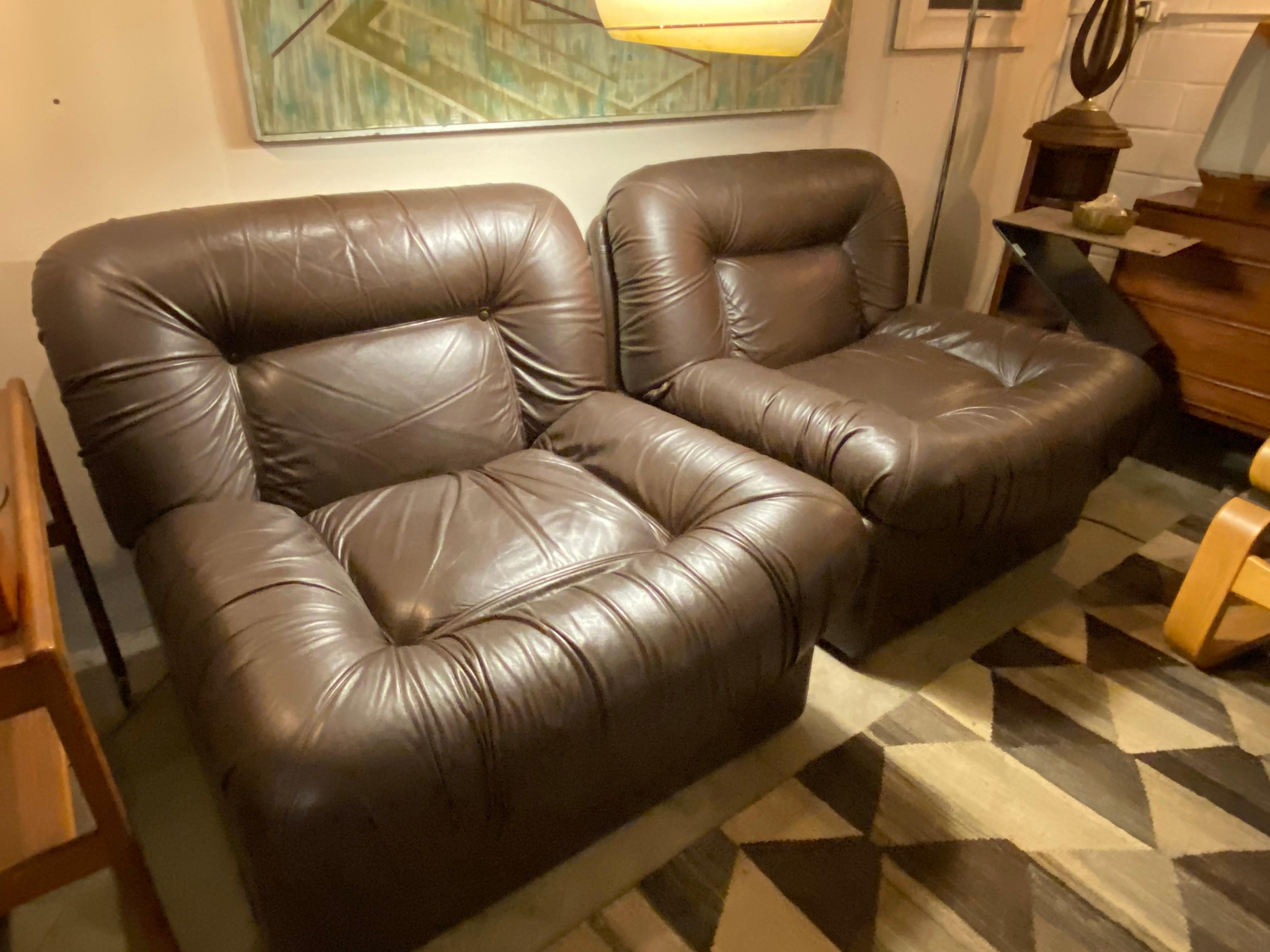 Italian Pair of Mid-Century Modern Lounge Chairs