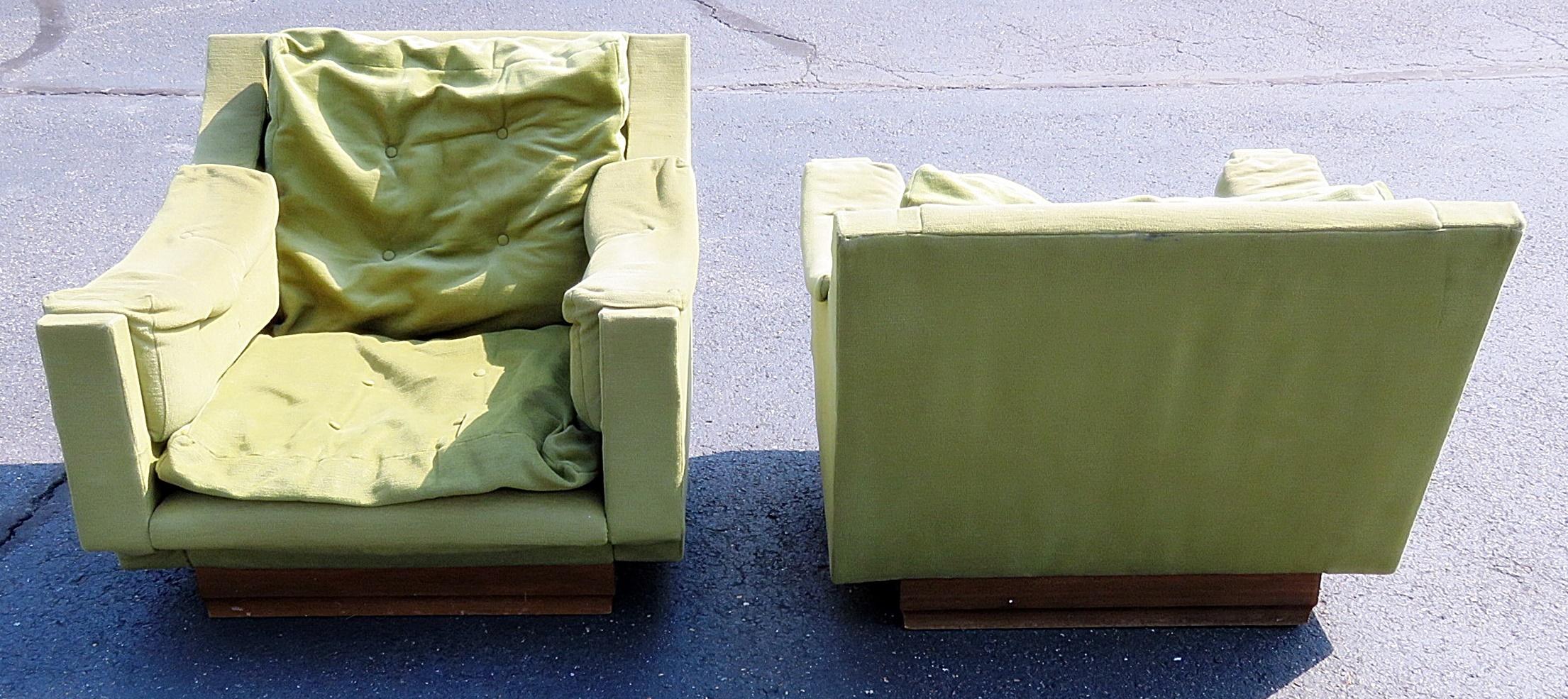 Pair of Mid-Century Modern Lounge Chairs In Fair Condition In Swedesboro, NJ
