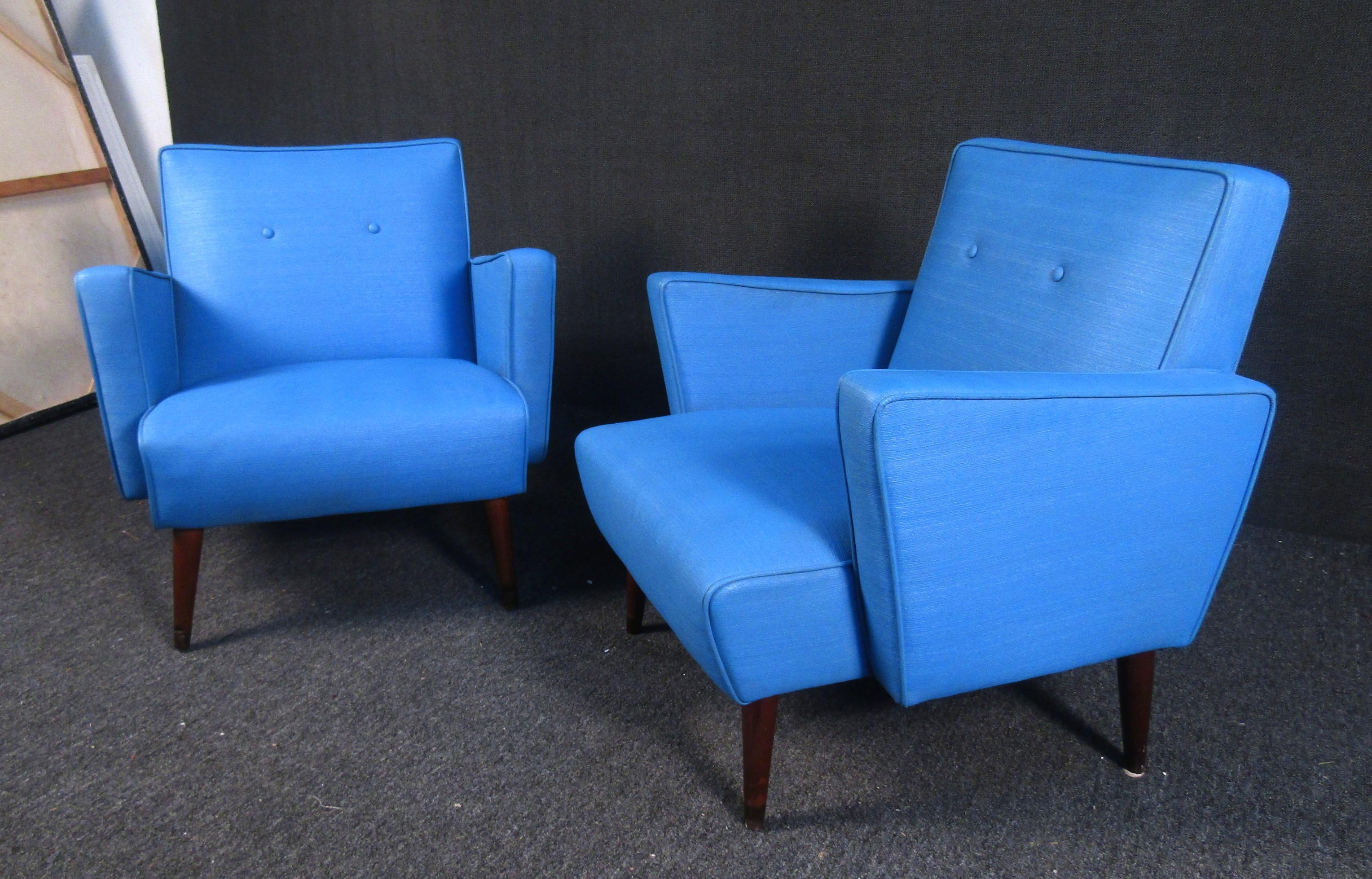 Naugahyde Pair of Mid-Century Modern Lounge Chairs For Sale