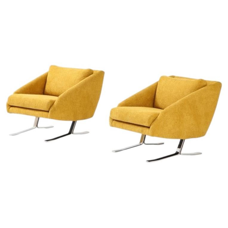 Ein Paar Lounge-Sessel im Mid-Century-Modern-Stil im Angebot