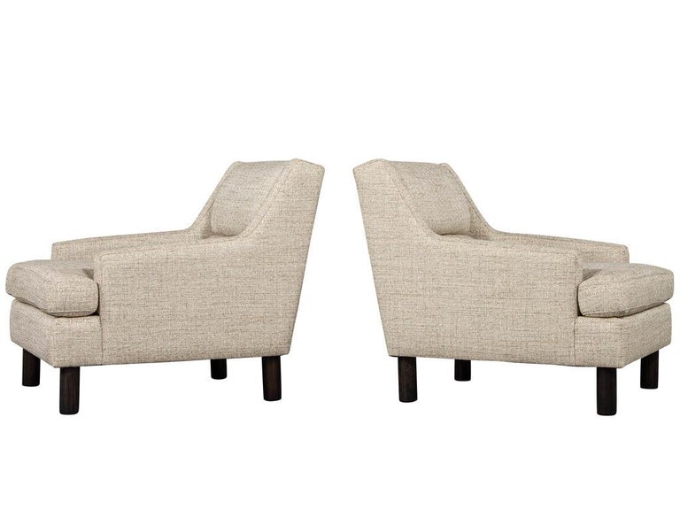 Pair of Mid-Century Modern Lounge Chairs in Designer Linen In Excellent Condition For Sale In North York, ON