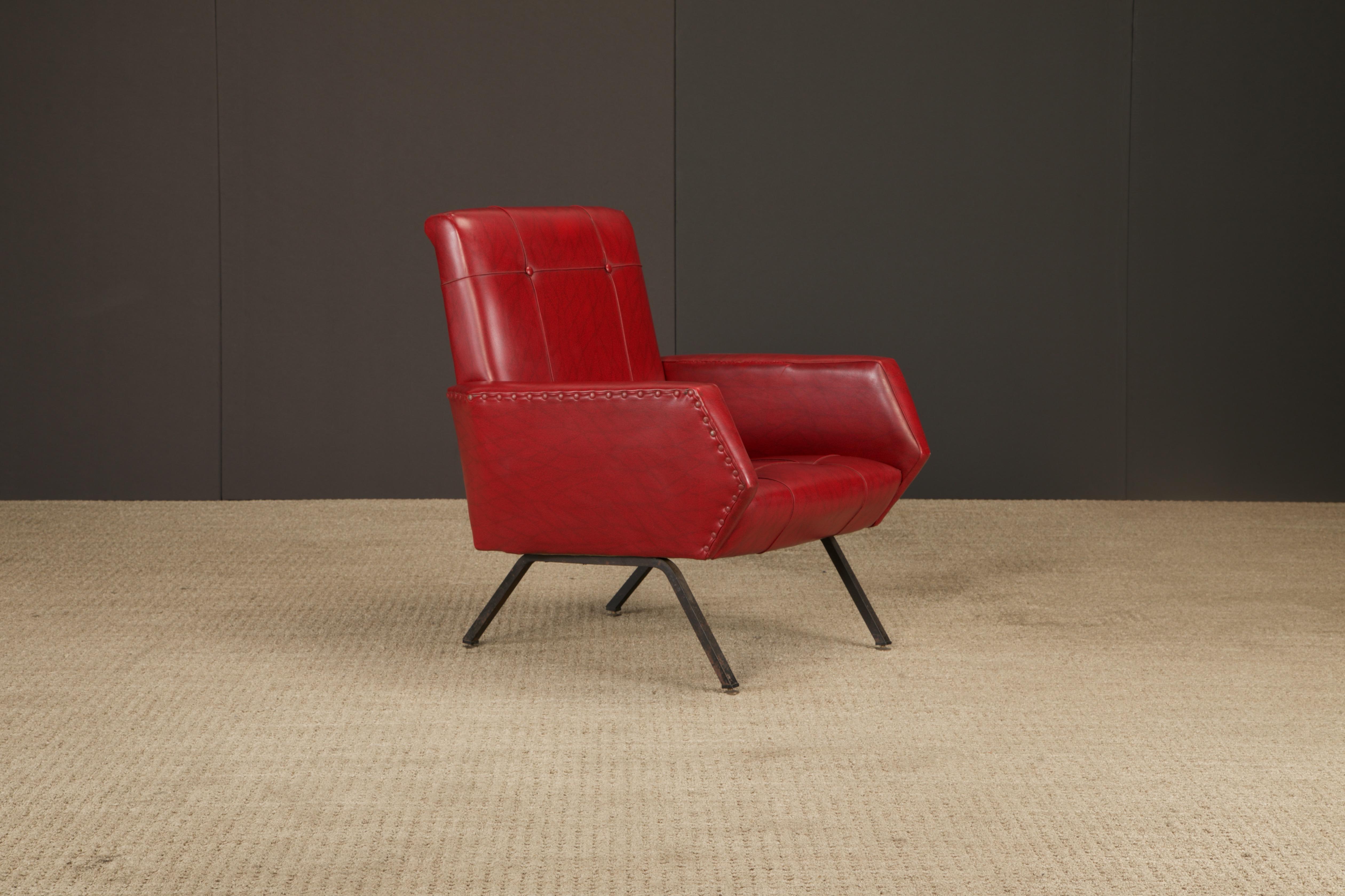 Paar moderne Loungesessel aus der Jahrhundertmitte mit rotem Vinyl, Italien oder Frankreich, 1960er Jahre im Angebot 5