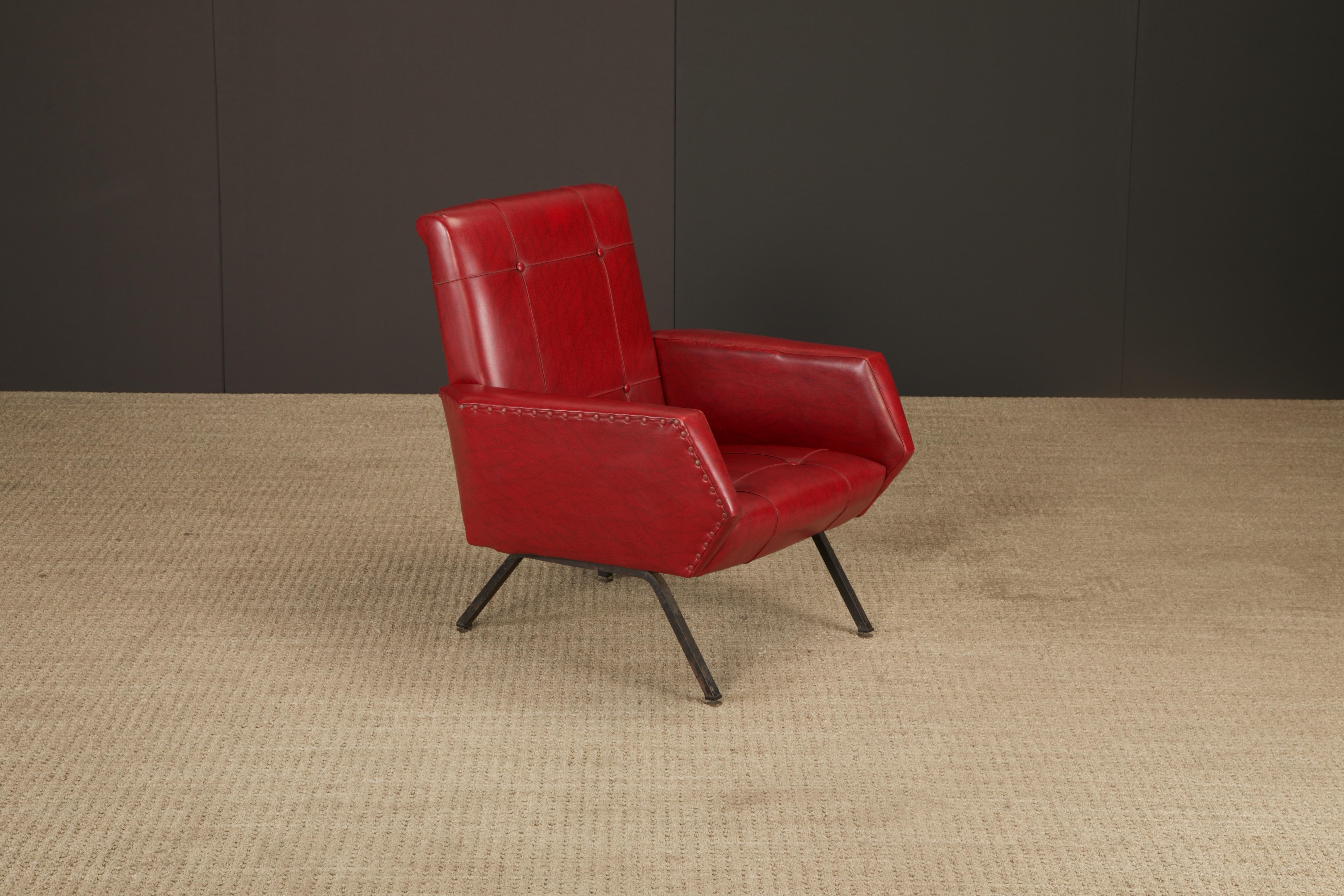 Paar moderne Loungesessel aus der Jahrhundertmitte mit rotem Vinyl, Italien oder Frankreich, 1960er Jahre im Angebot 6