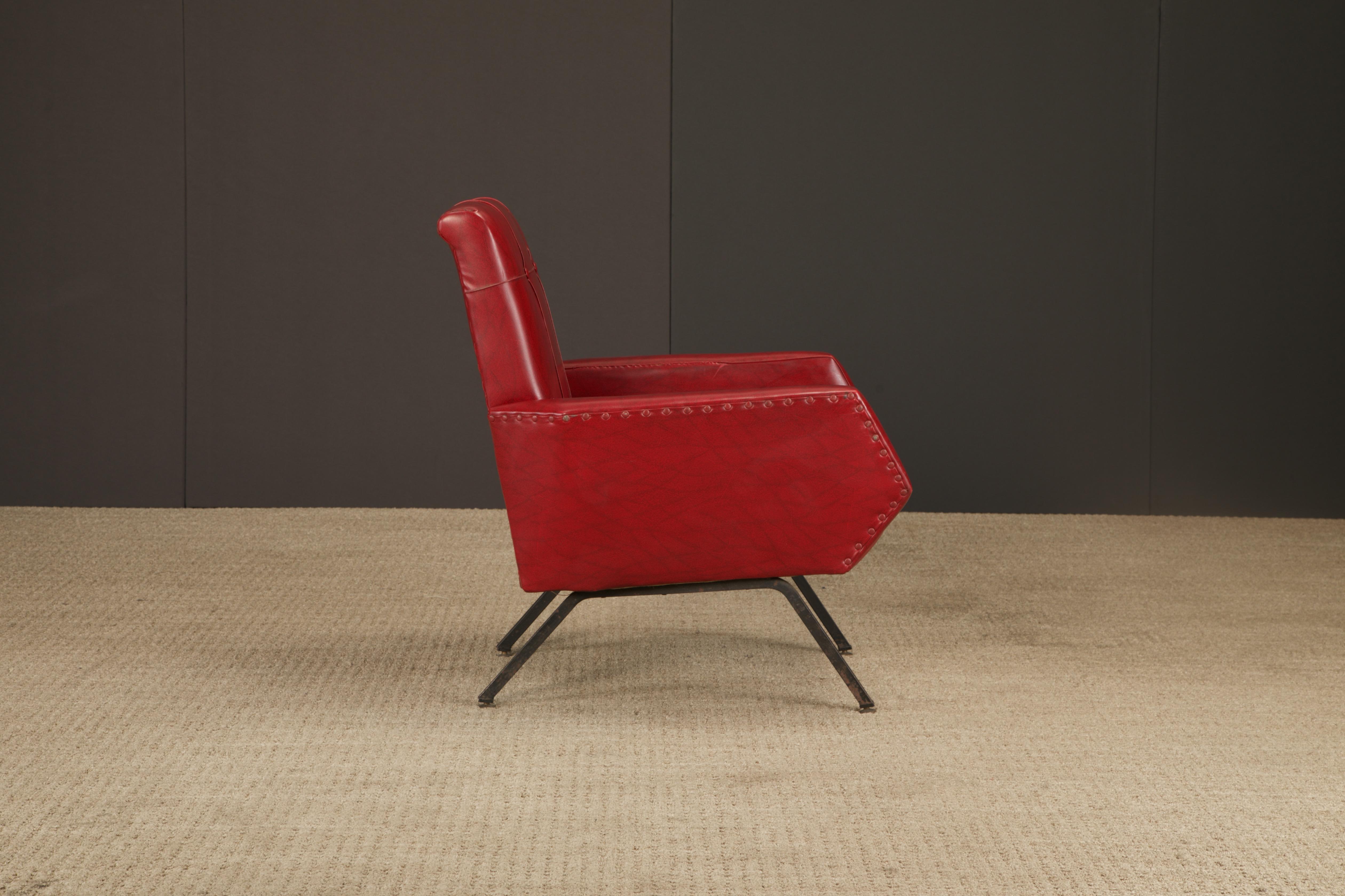 Paar moderne Loungesessel aus der Jahrhundertmitte mit rotem Vinyl, Italien oder Frankreich, 1960er Jahre im Angebot 10