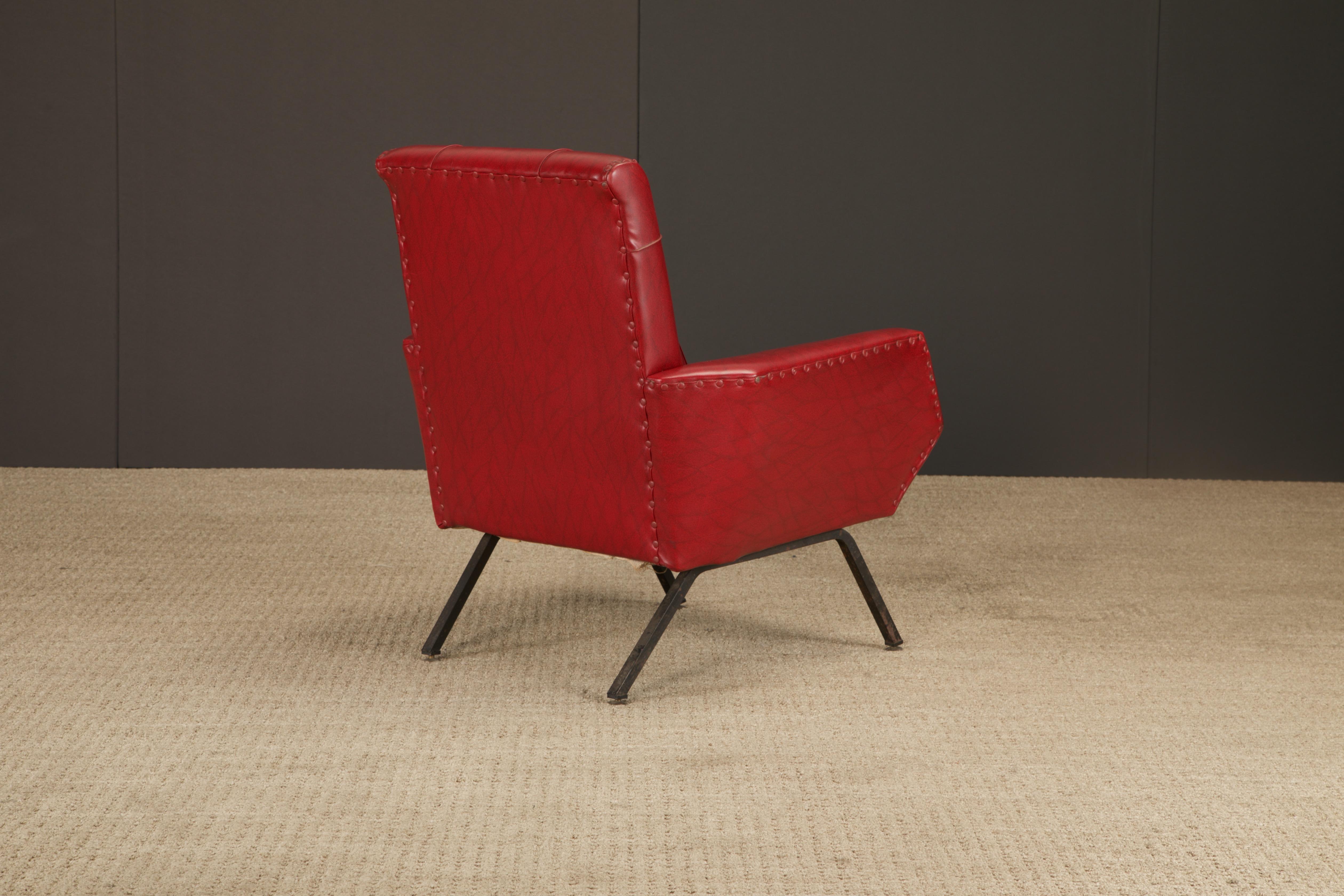 Paar moderne Loungesessel aus der Jahrhundertmitte mit rotem Vinyl, Italien oder Frankreich, 1960er Jahre im Angebot 11