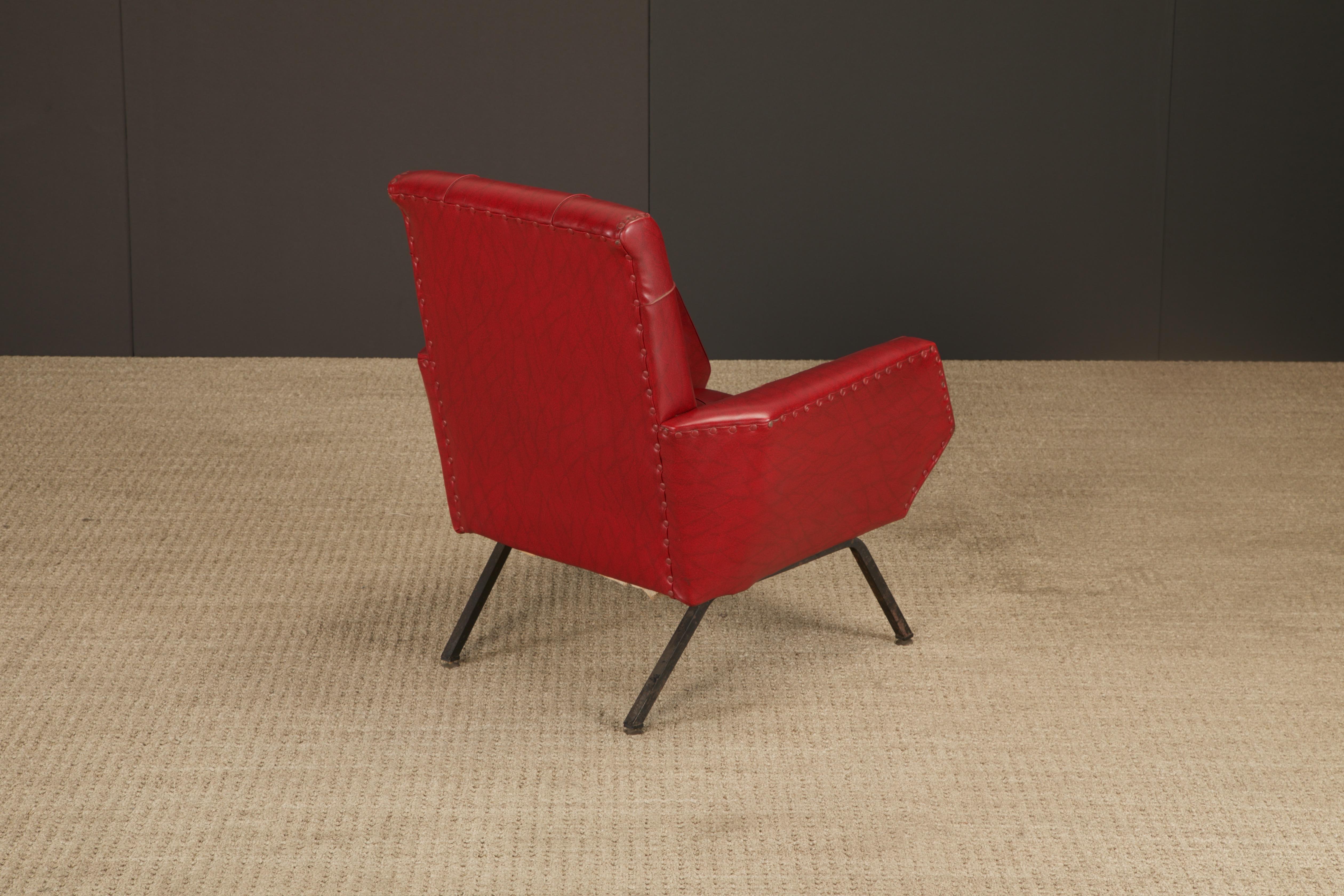 Paar moderne Loungesessel aus der Jahrhundertmitte mit rotem Vinyl, Italien oder Frankreich, 1960er Jahre im Angebot 12
