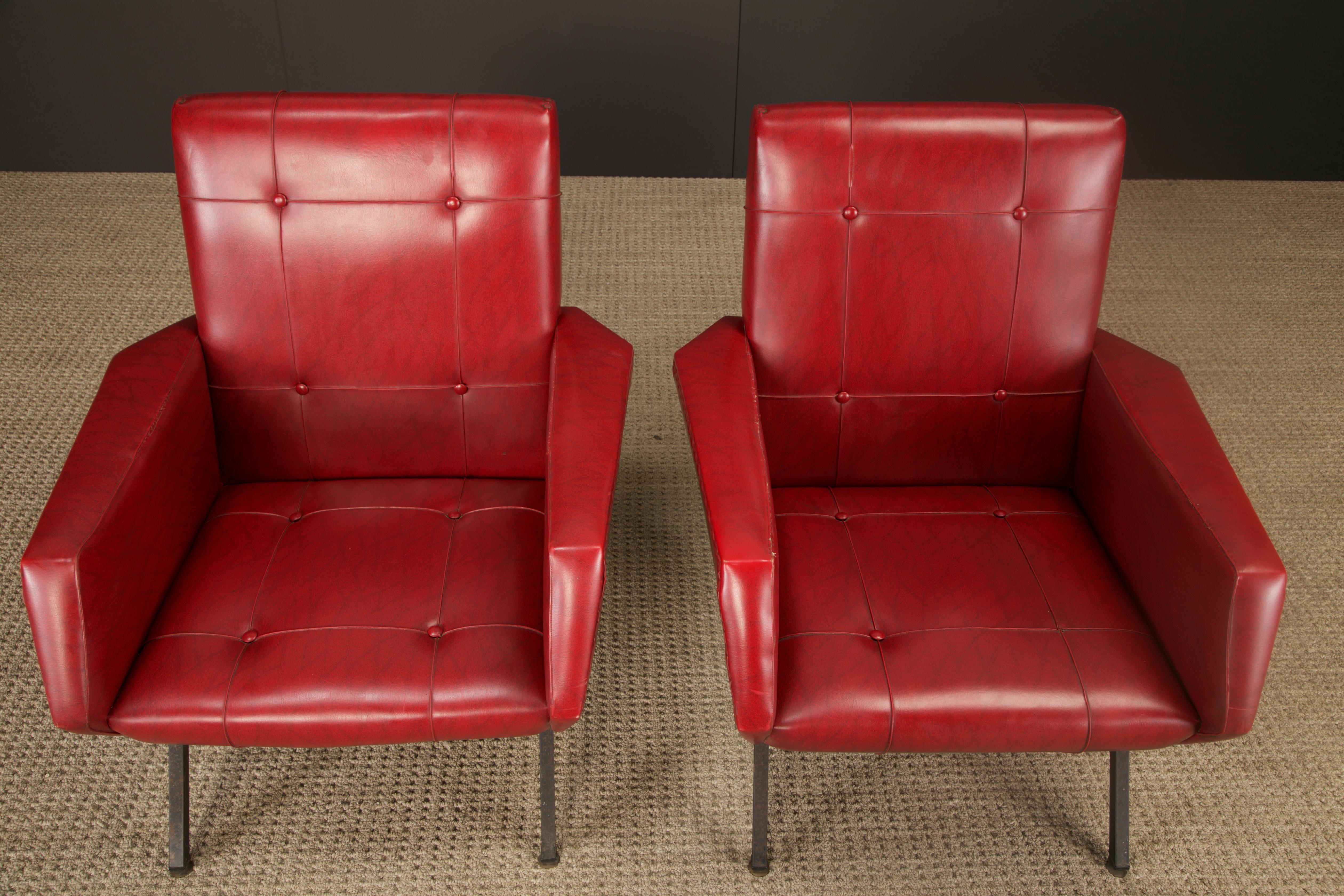 Paar moderne Loungesessel aus der Jahrhundertmitte mit rotem Vinyl, Italien oder Frankreich, 1960er Jahre (Italienisch) im Angebot