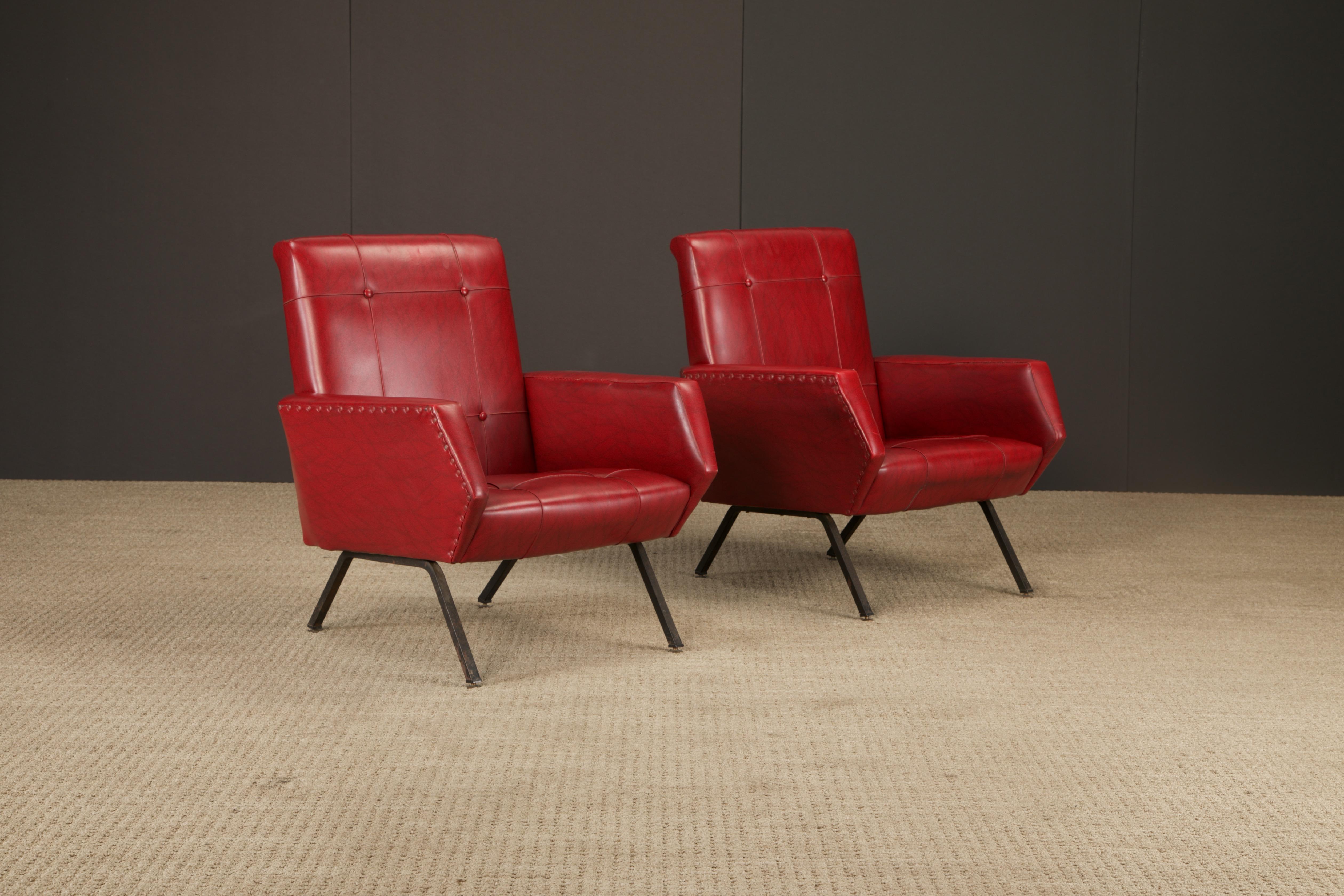 Paar moderne Loungesessel aus der Jahrhundertmitte mit rotem Vinyl, Italien oder Frankreich, 1960er Jahre im Zustand „Gut“ im Angebot in Los Angeles, CA