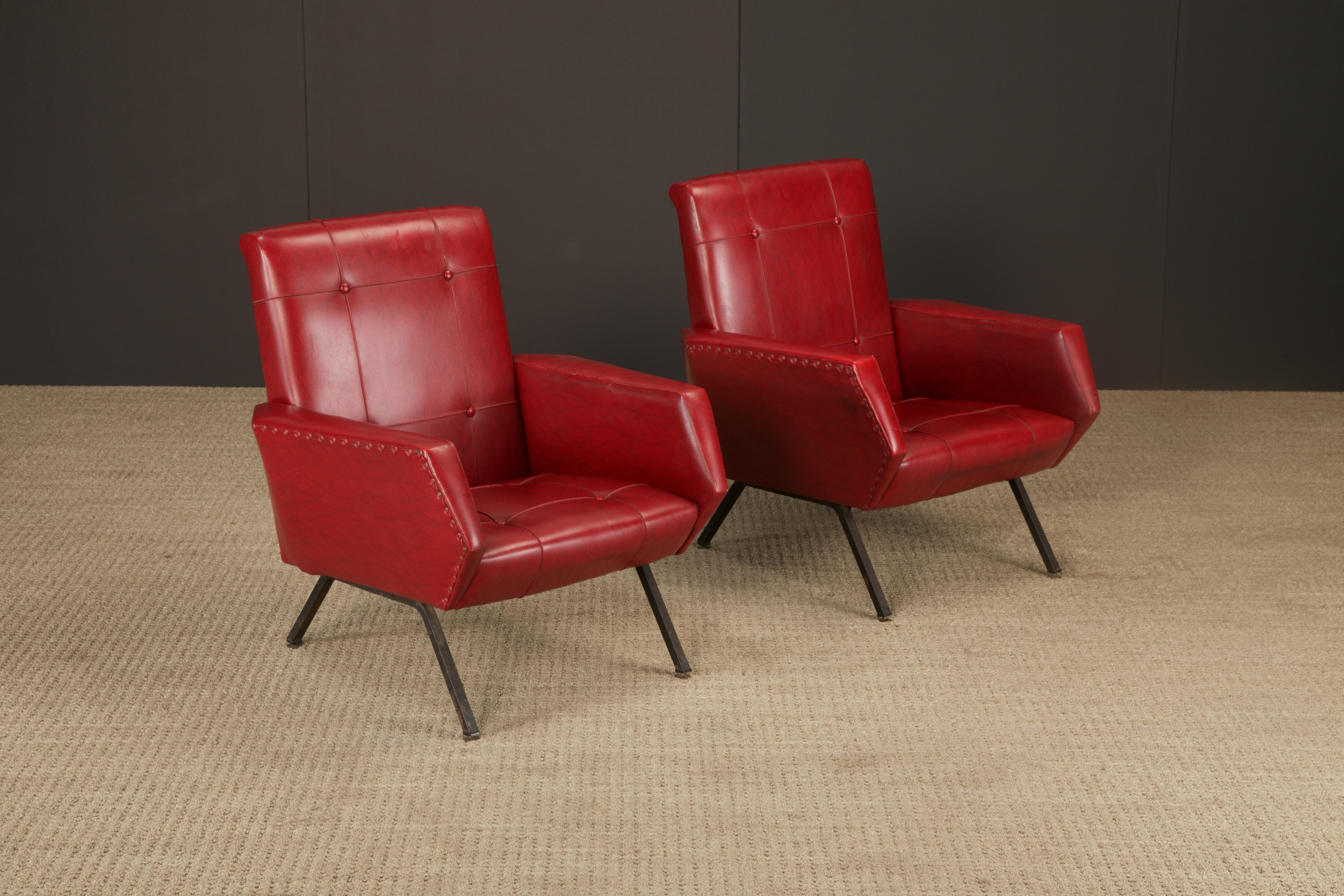 Paar moderne Loungesessel aus der Jahrhundertmitte mit rotem Vinyl, Italien oder Frankreich, 1960er Jahre (Mitte des 20. Jahrhunderts) im Angebot