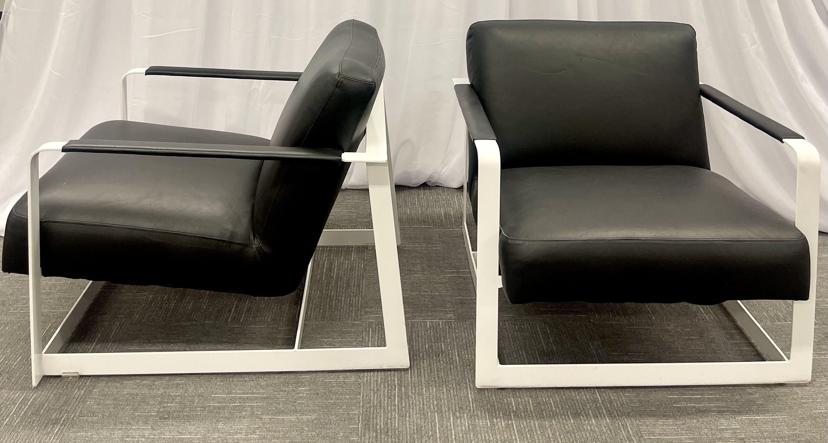 Fin du XIXe siècle Paire de fauteuils de salon modernes du milieu du siècle dernier, cuir, base en acier, américains, années 1980 en vente