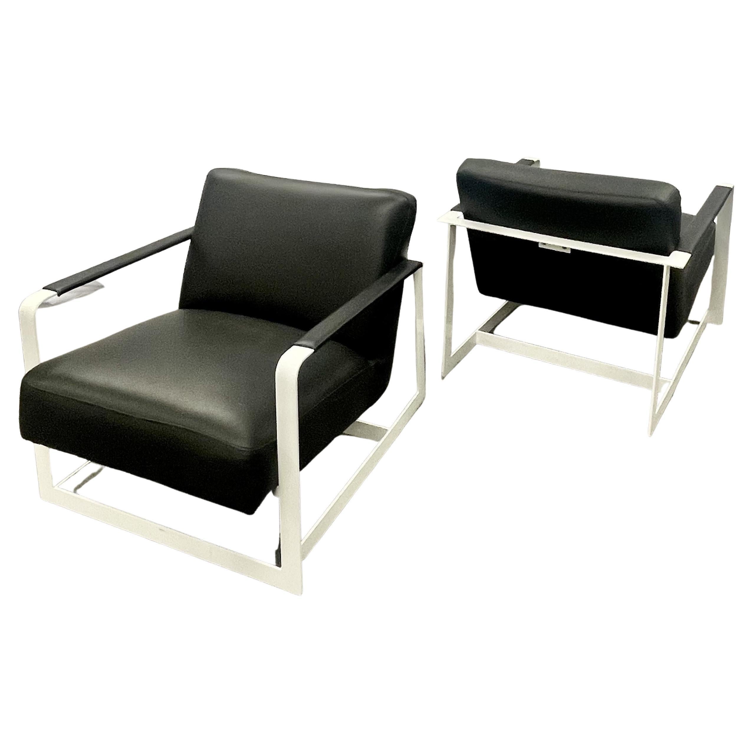 Paire de fauteuils de salon modernes du milieu du siècle dernier, cuir, base en acier, américains, années 1980 en vente