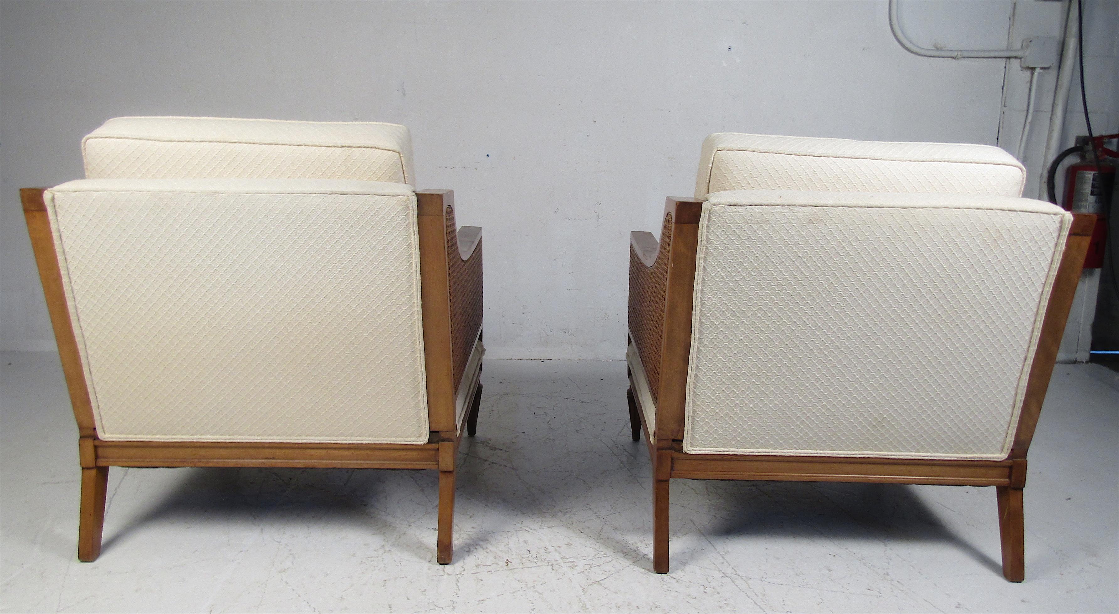 Mid-Century Modern Paire de fauteuils de salon modernes du milieu du siècle dernier avec côtés en rotin en vente