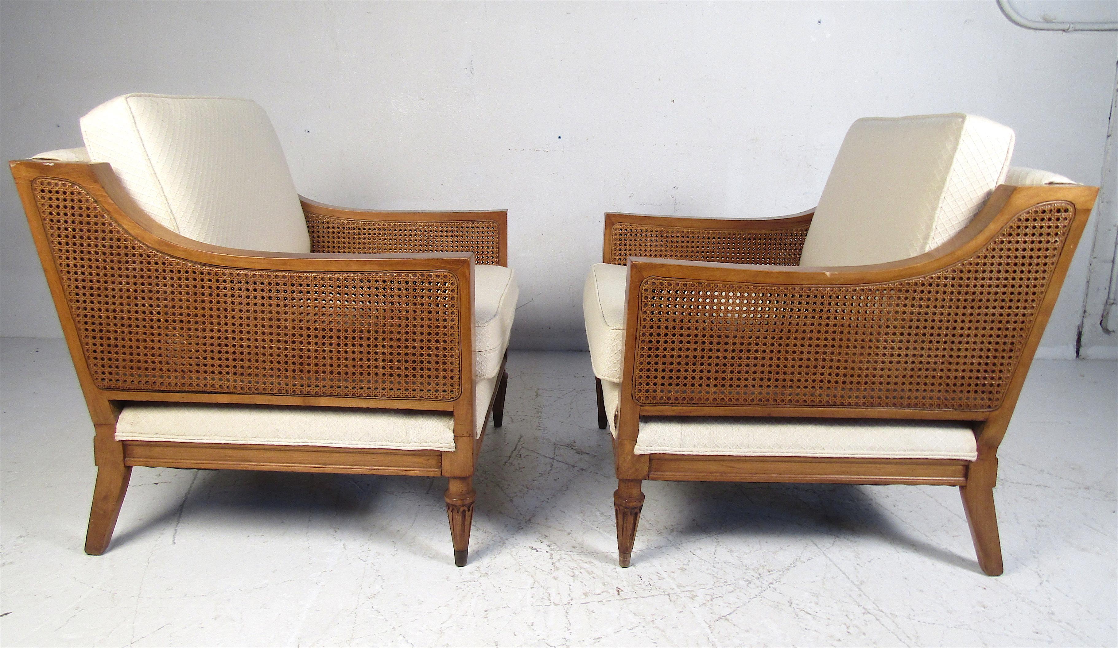 Paire de fauteuils de salon modernes du milieu du siècle dernier avec côtés en rotin Bon état - En vente à Brooklyn, NY