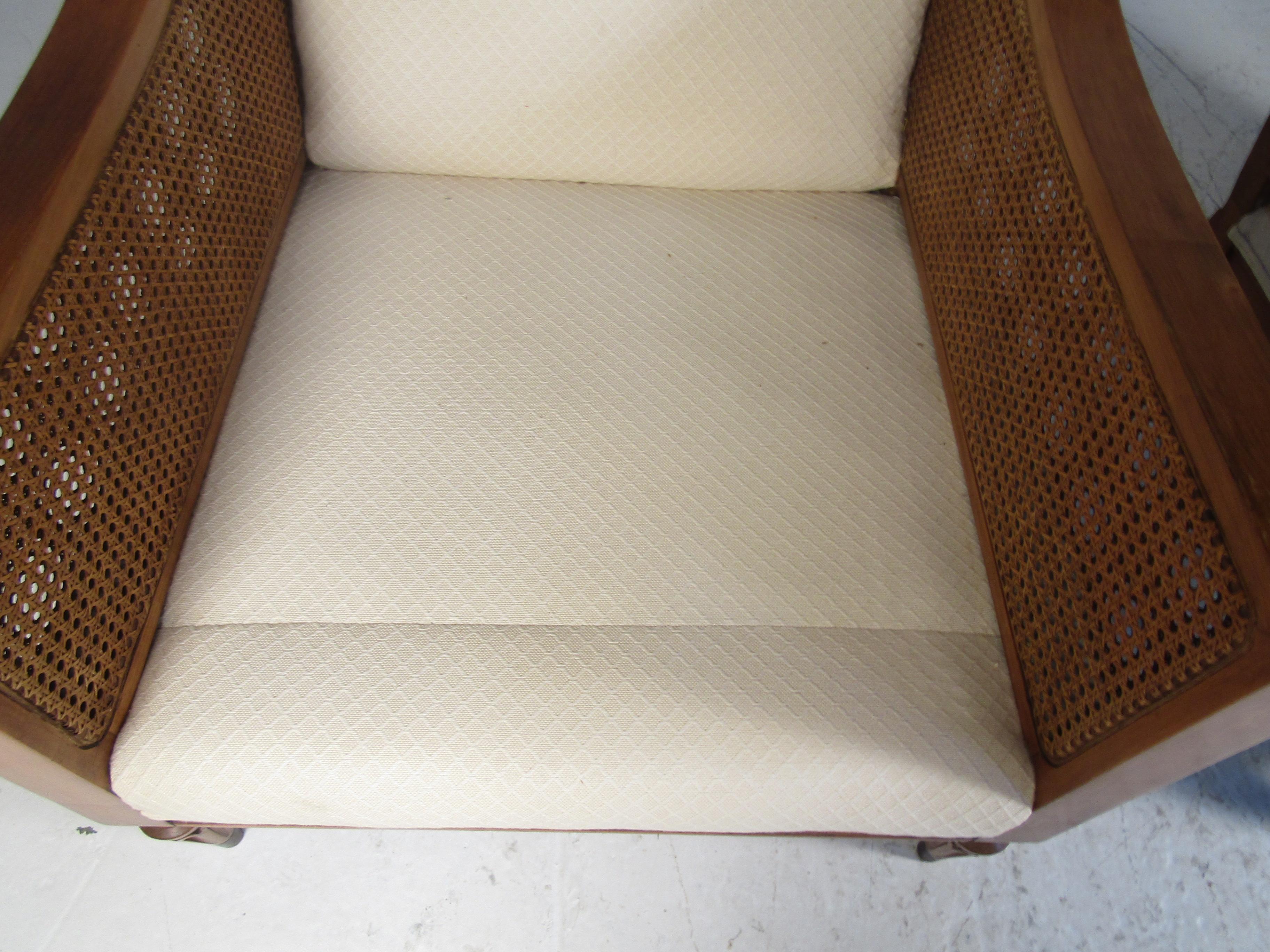 Canne Paire de fauteuils de salon modernes du milieu du siècle dernier avec côtés en rotin en vente