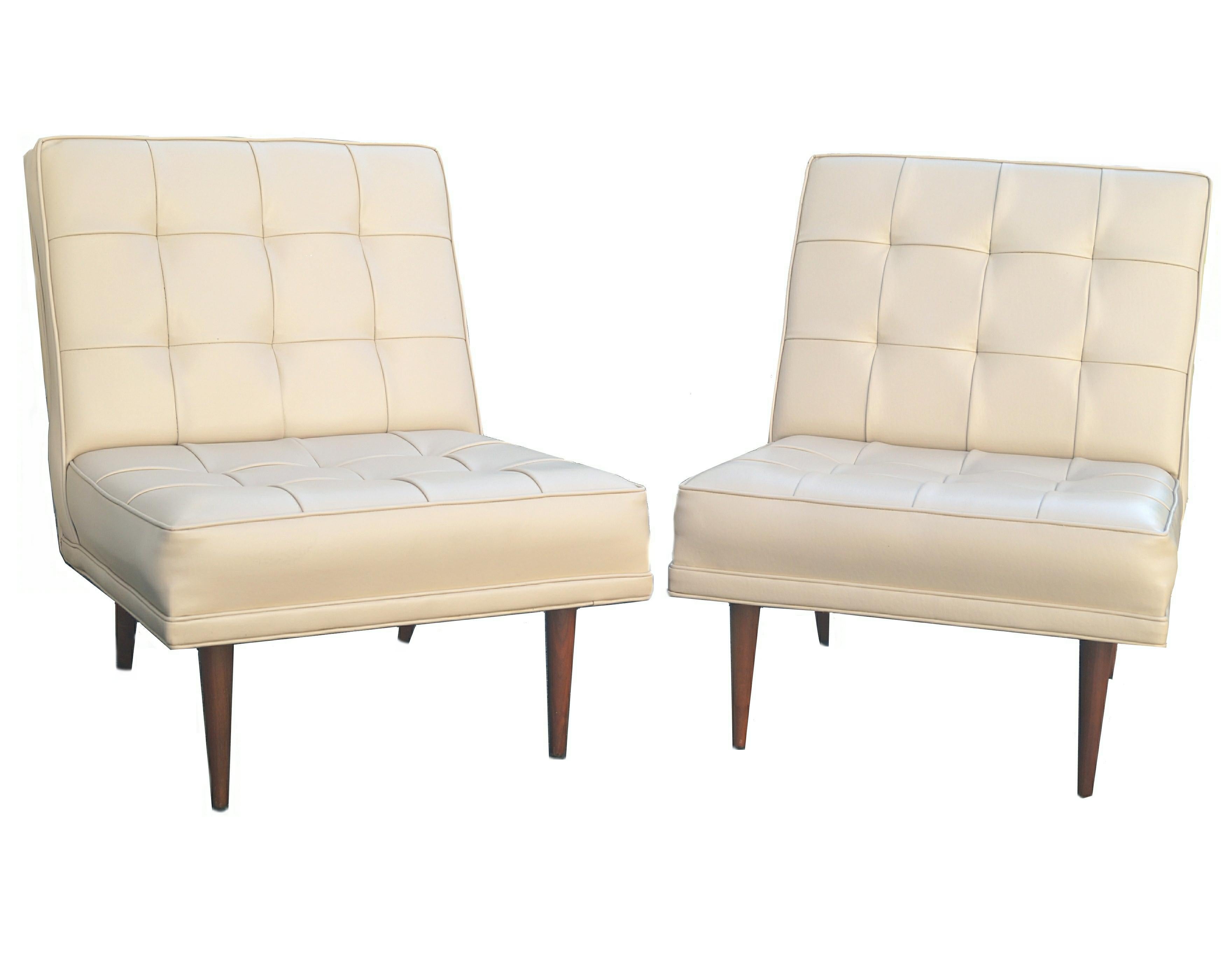 Ein Paar Mid-Century Modern Lounge Slipper Stühle. Wenn Sie sich im Großraum New Jersey oder New York City befinden, teilen Sie uns bitte Ihre Postleitzahl mit, da wir möglicherweise in der Lage sind, für weniger als die angegebenen White