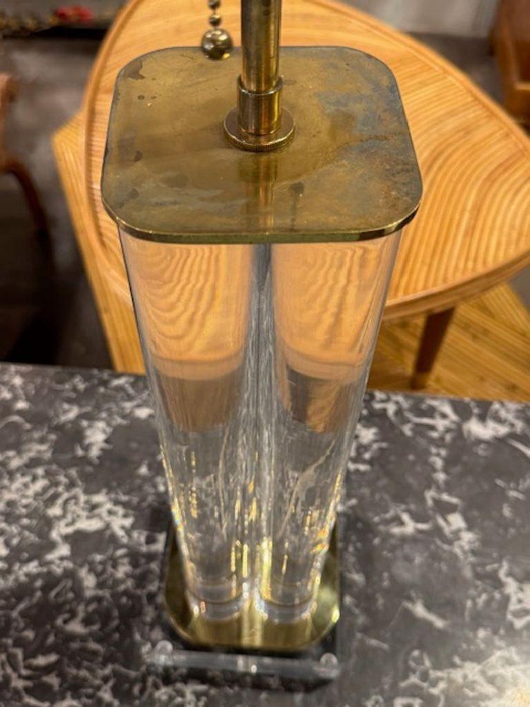 Paar moderne Lampen aus Lucit und Messing aus der Mitte des Jahrhunderts im Zustand „Gut“ im Angebot in Dallas, TX