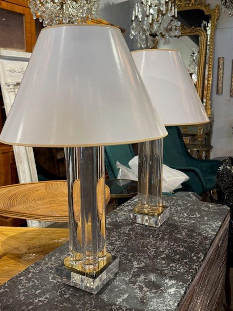 Paar moderne Lampen aus Lucit und Messing aus der Mitte des Jahrhunderts (20. Jahrhundert) im Angebot