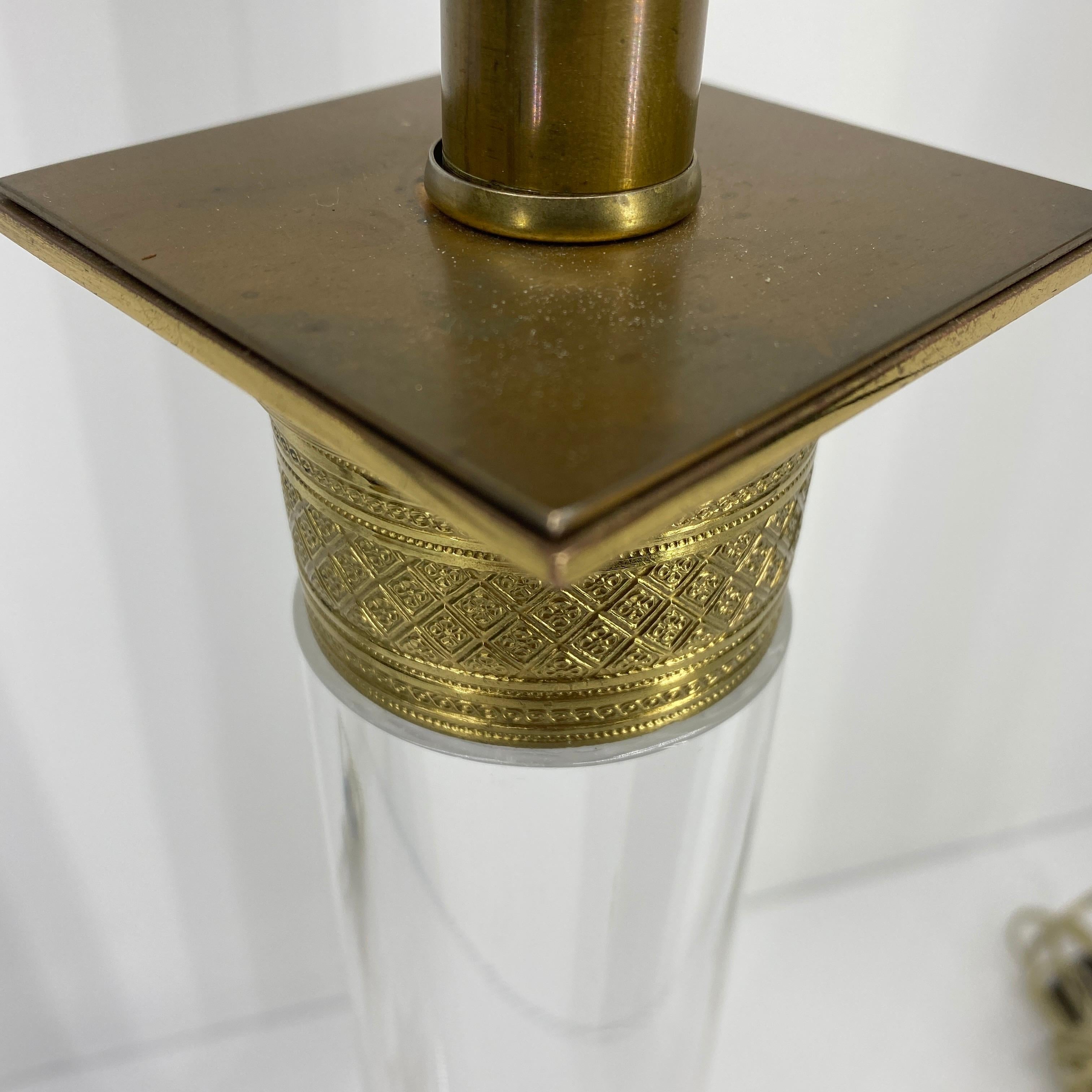 Paire de lampes de table en lucite et bronze moderne du milieu du siècle dernier en vente 5
