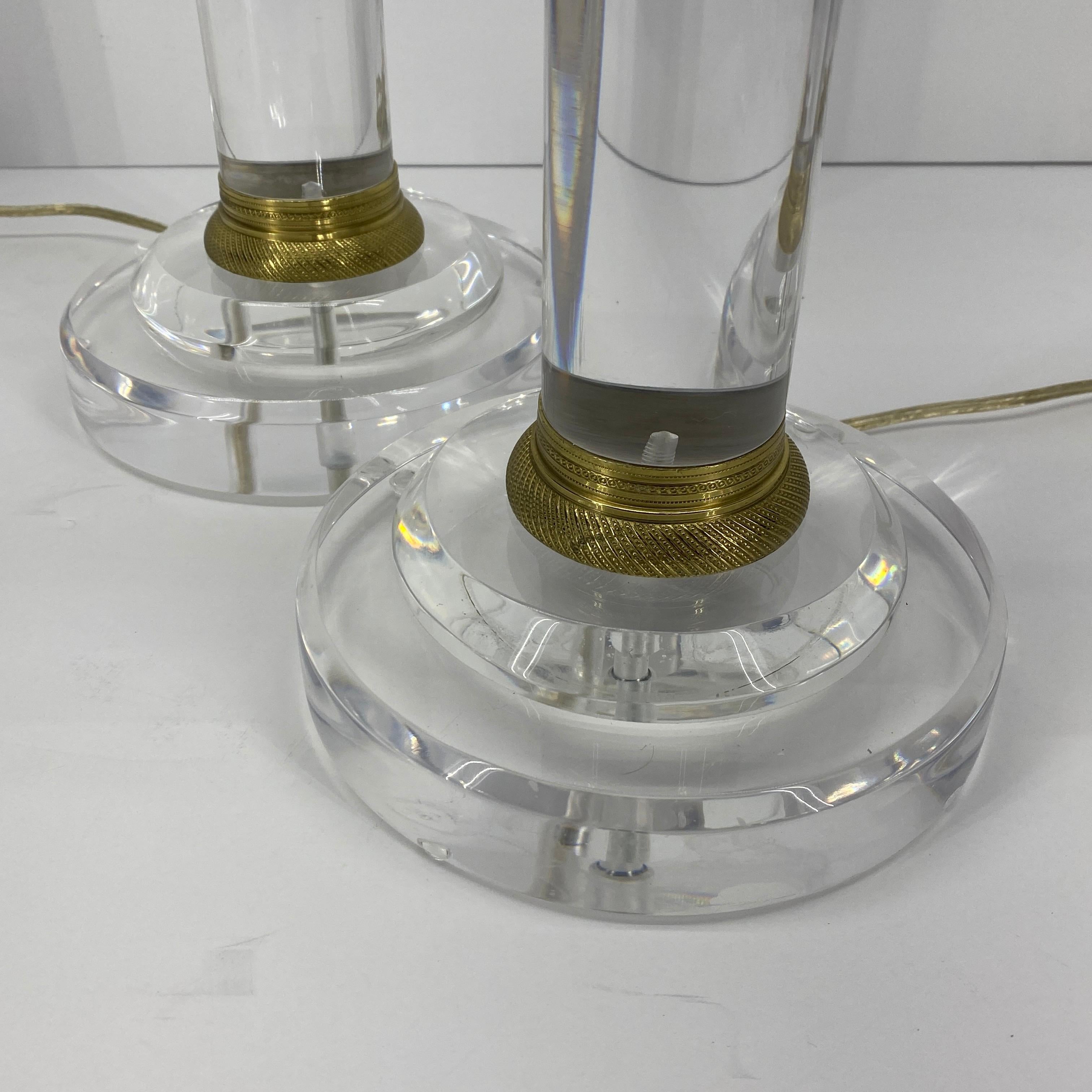 Paire de lampes de table en lucite et bronze moderne du milieu du siècle dernier en vente 7